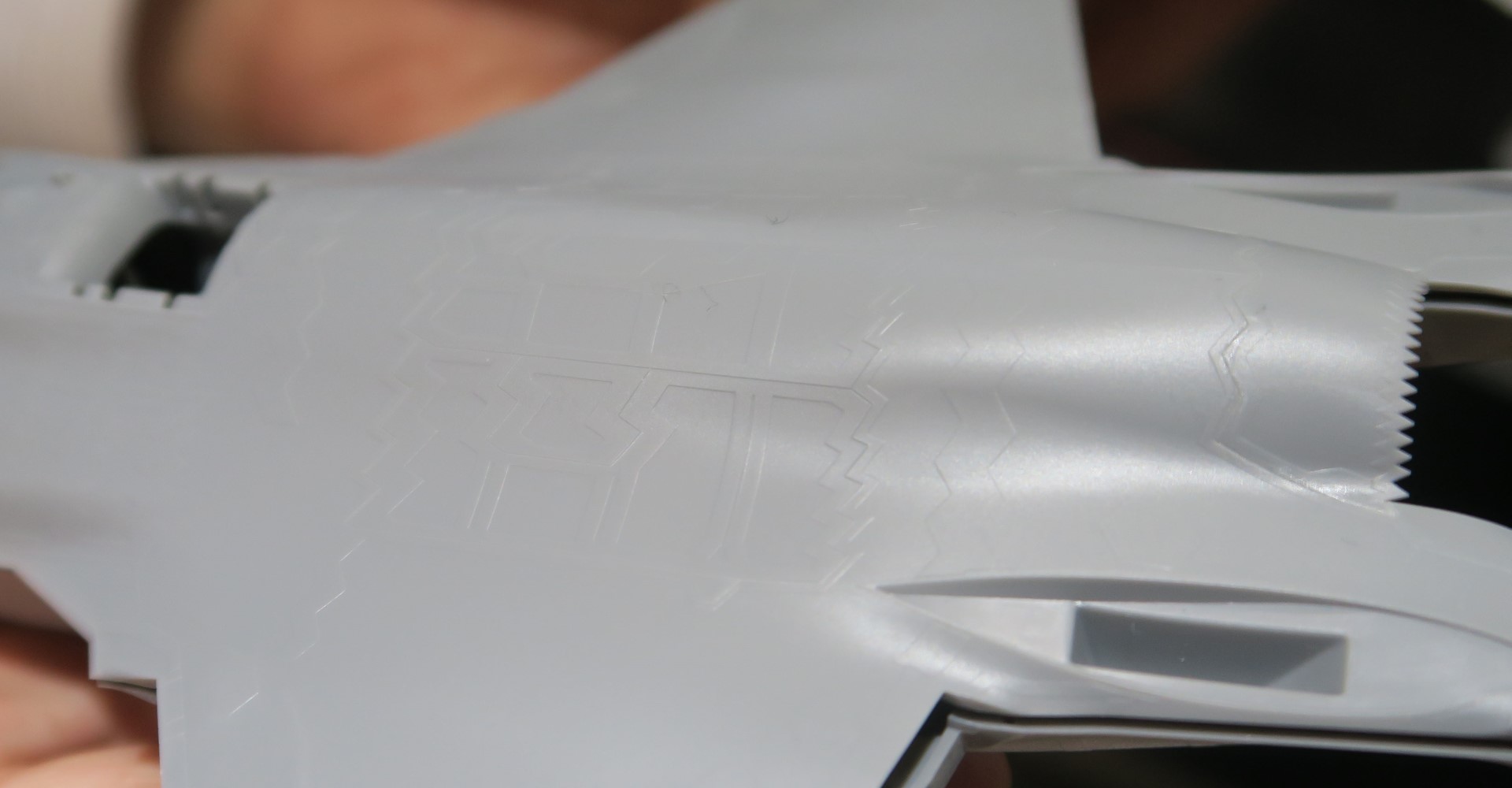 遠目では本当にうっすらとしか見えないが、見る角度や光の加減でモールドが浮かび上がるようになっている