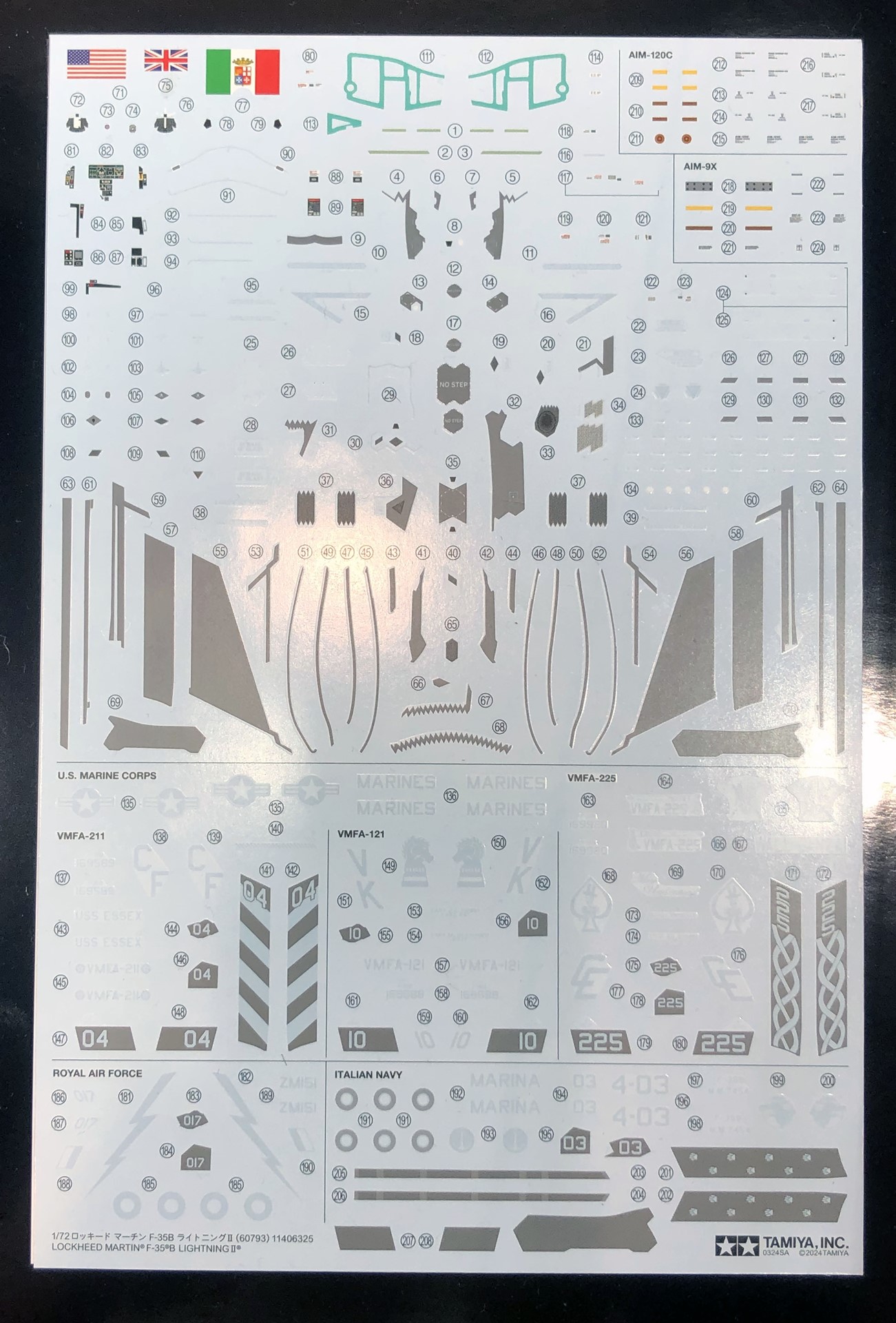 本キットではアメリカ、イギリス、イタリア所属機を再現できる5種類のマーキングが付属されている