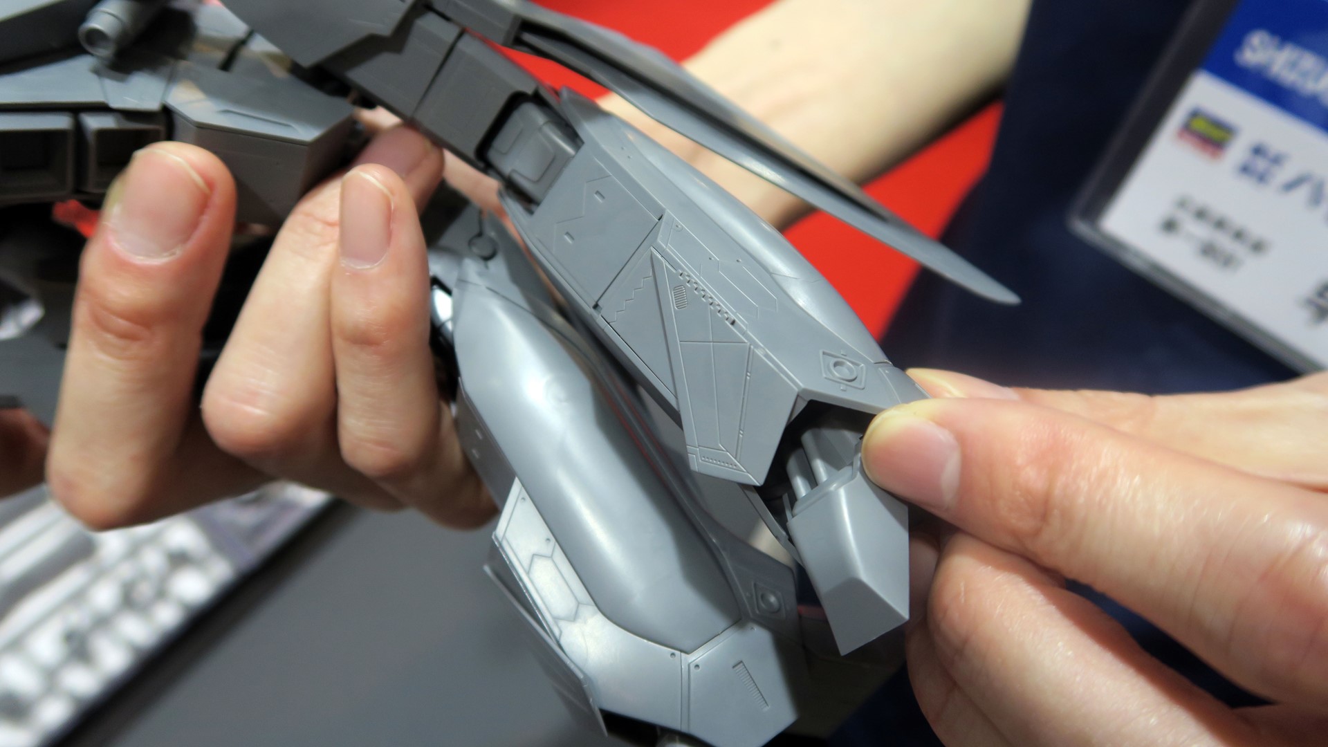 各所に散りばめられた翼の折りたたまれた表現や、スタイリッシュなフォルムからファイターモードをイメージできるようになっている