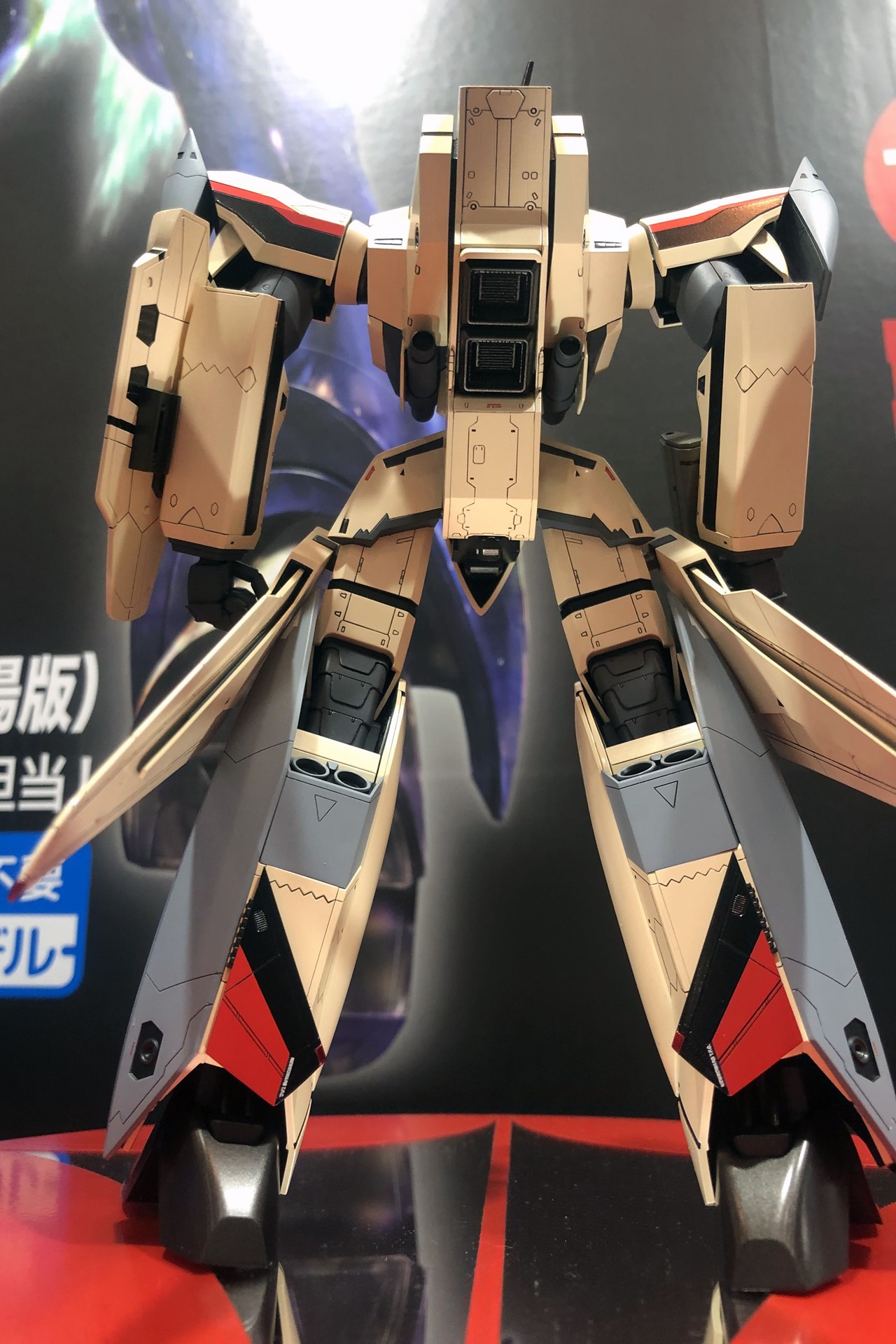 各所に散りばめられた翼の折りたたまれた表現や、スタイリッシュなフォルムからファイターモードをイメージできるようになっている