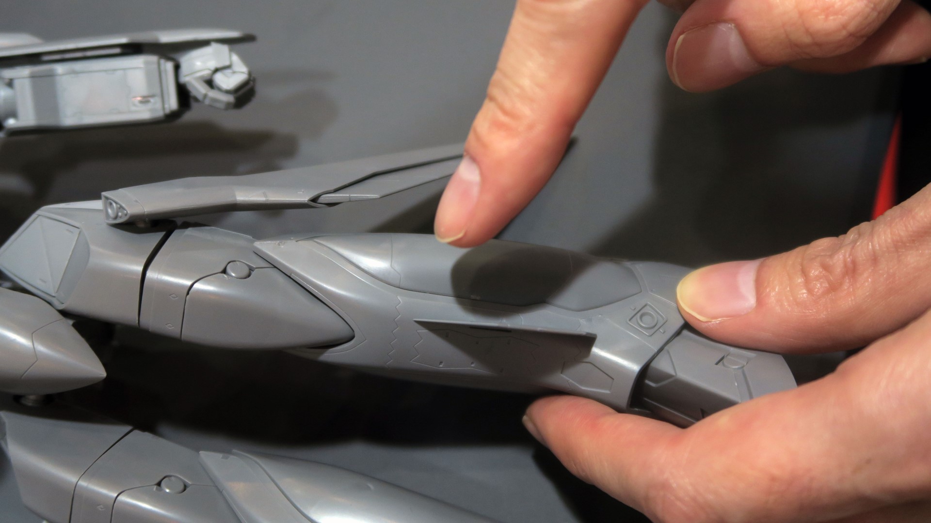 脚にあるギザギザのモールド表現などはF-22ラプターをヒントに均等な角度で表現することでステルスっぽさを強めるといった、スケールモデルならではの考えかたで再現されている