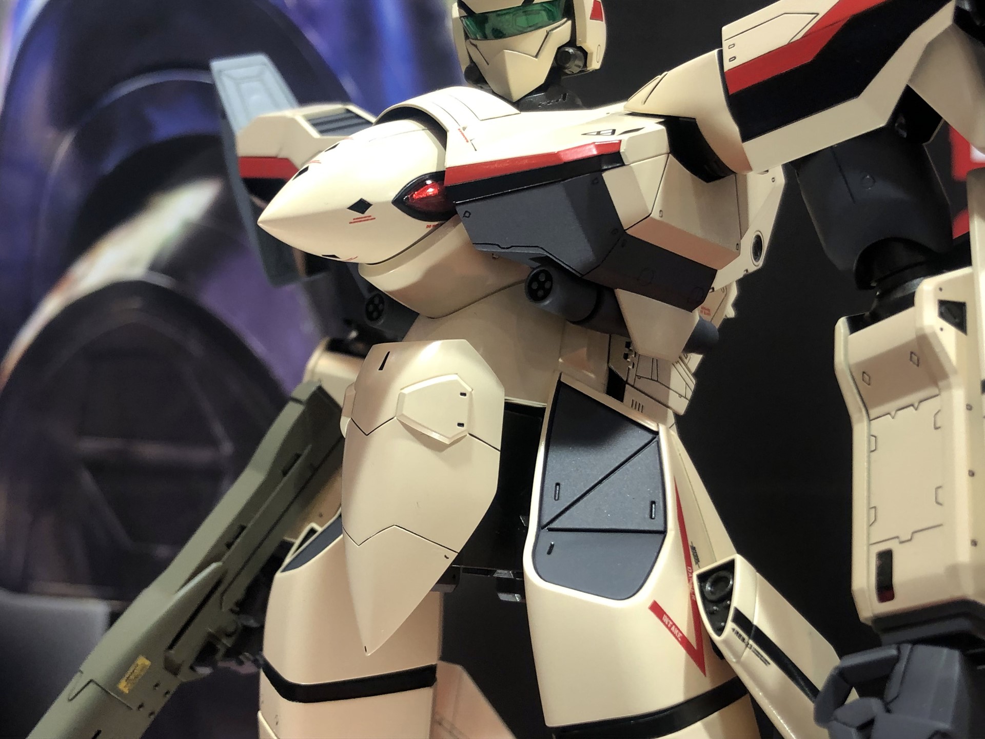 ハセガワのYF-19では腹部を機体色と同じアイボリー色の装甲板が覆うような形になっている