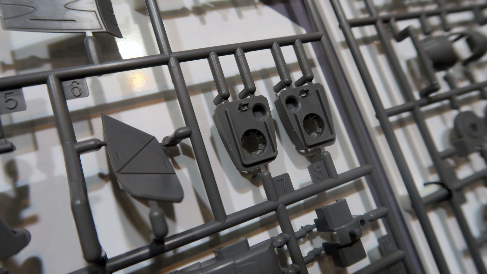 脚の接合部にはポリパーツとは別にパーツに仕込んだ小さな爪が保持力を上げて抜け防止になるように工夫されている