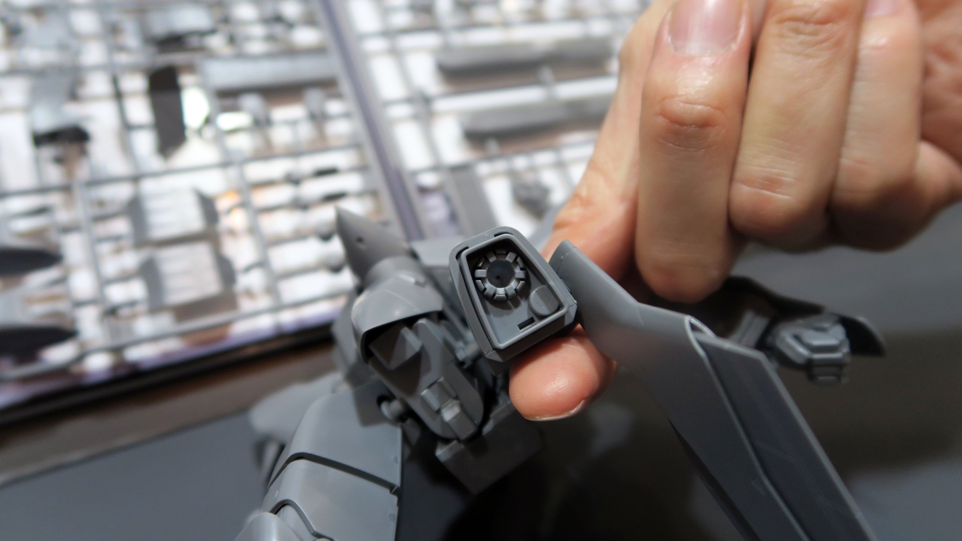 脚の接合部にはポリパーツとは別にパーツに仕込んだ小さな爪が保持力を上げて抜け防止になるように工夫されている