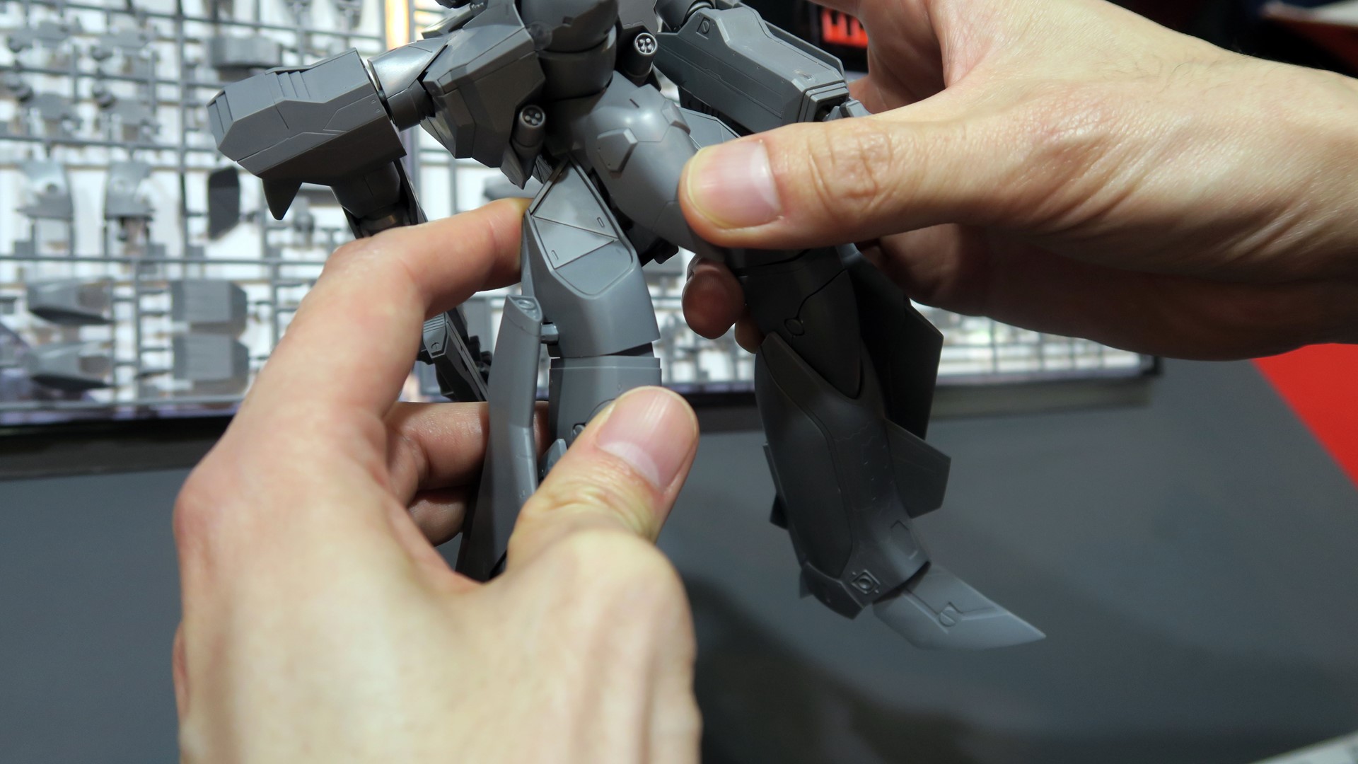 太股部分のラインの箇所が関節になっており、脚の可動域が広げられている