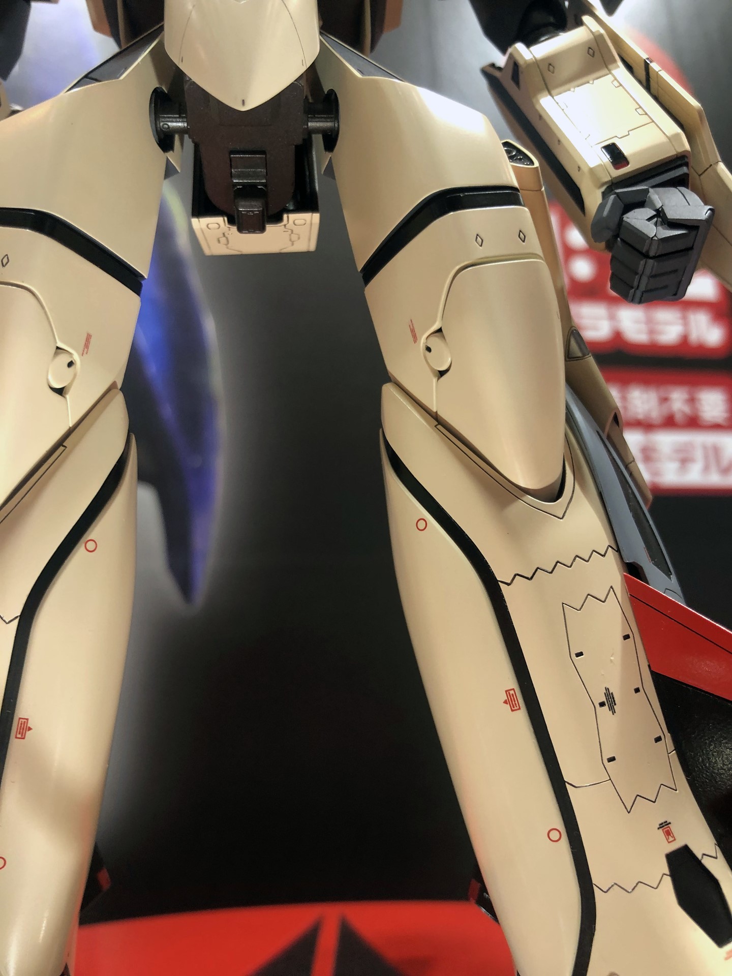 脚の黒いラインの部分などは塗装時にマスキングを簡略化できるように、スネ側面のパネルをあえて分割するなど、設計の各所に組み立てる人のことを考えた工夫がなされている