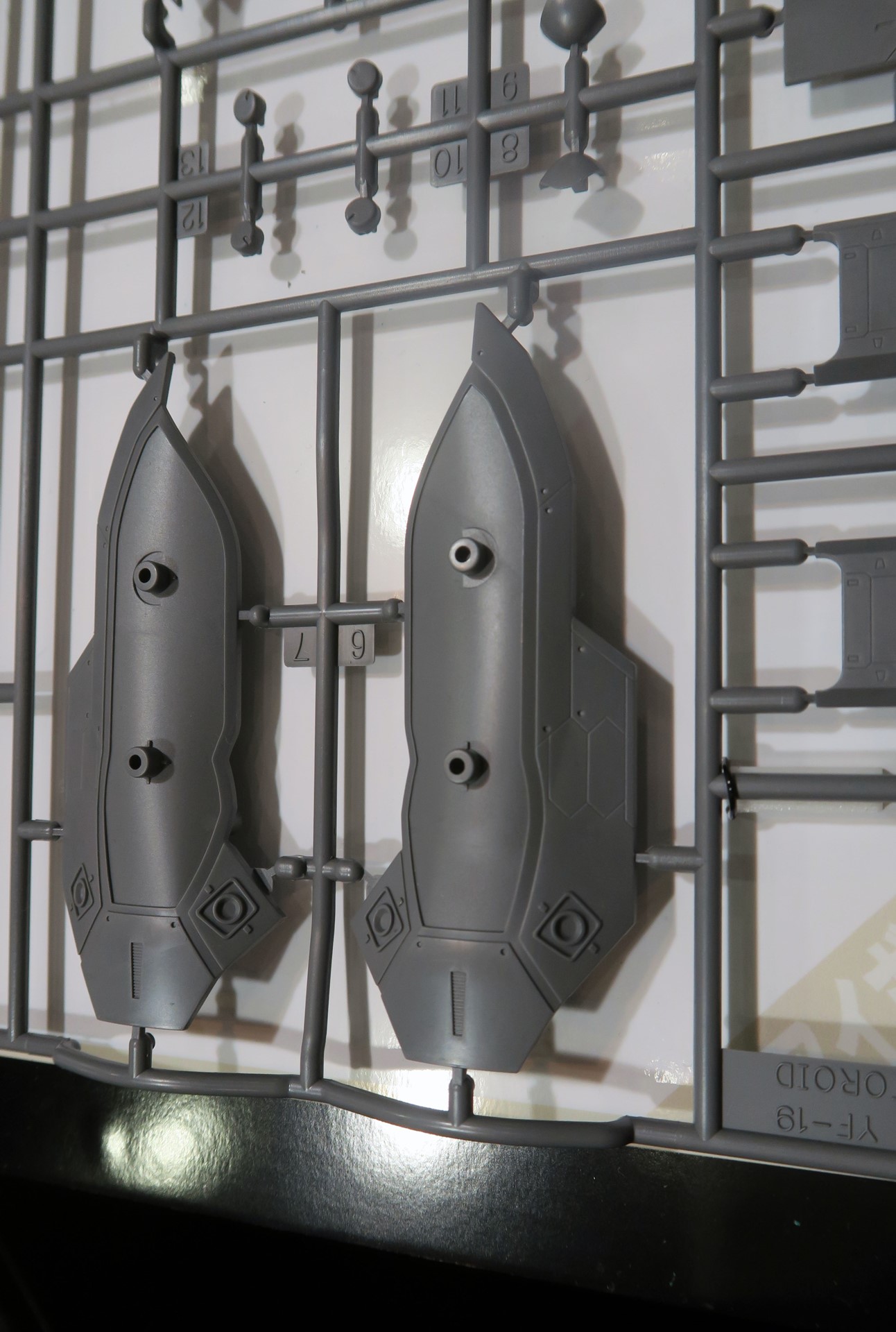 脚の黒いラインの部分などは塗装時にマスキングを簡略化できるように、スネ側面のパネルをあえて分割するなど、設計の各所に組み立てる人のことを考えた工夫がなされている