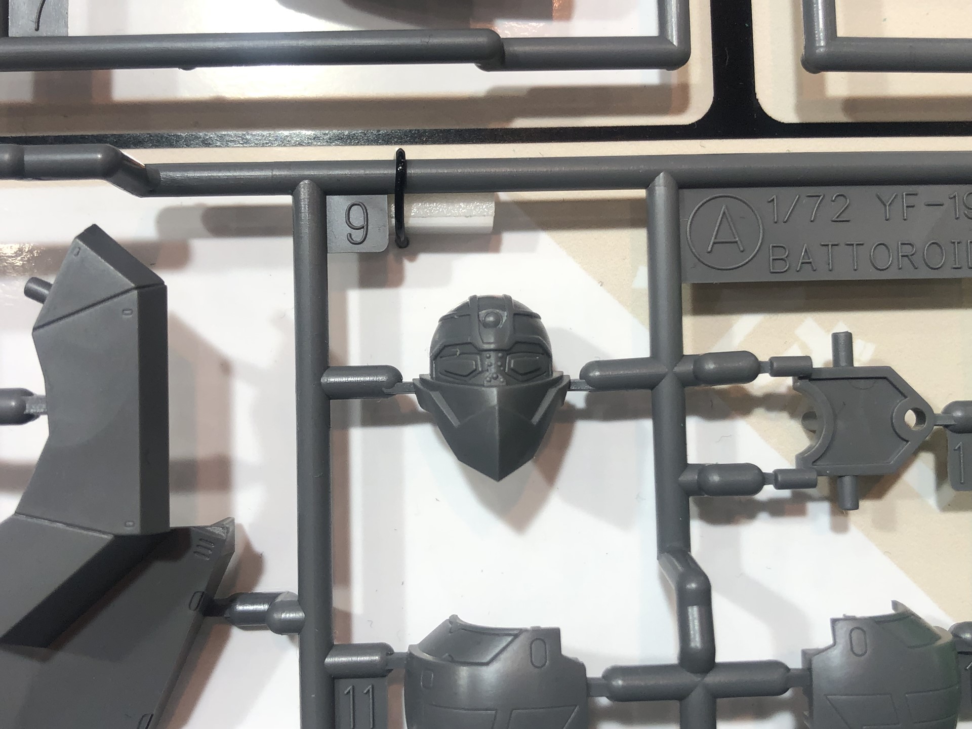 頭部パーツには作中でYF-19の頭部外装を外しているシーンで描かれていたディテールが再現されている。組み立て後は見えなくなる部分ではあるが、わかる人は組み立て中に気がつくかもしれないと早川氏の遊び心が隠されたパーツだ