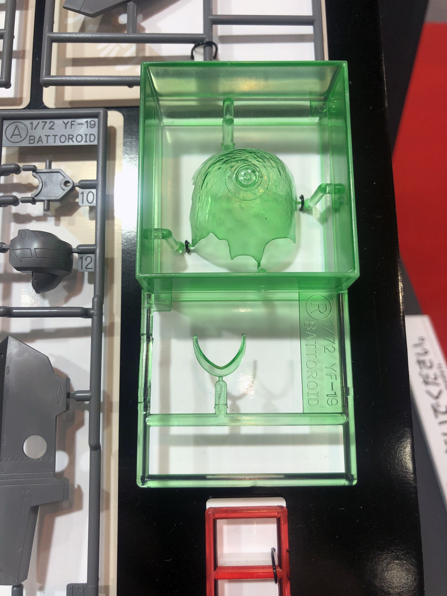 ハセガワとしては珍しいエフェクトパーツ（ピンポイントバリアパンチ）も付属される