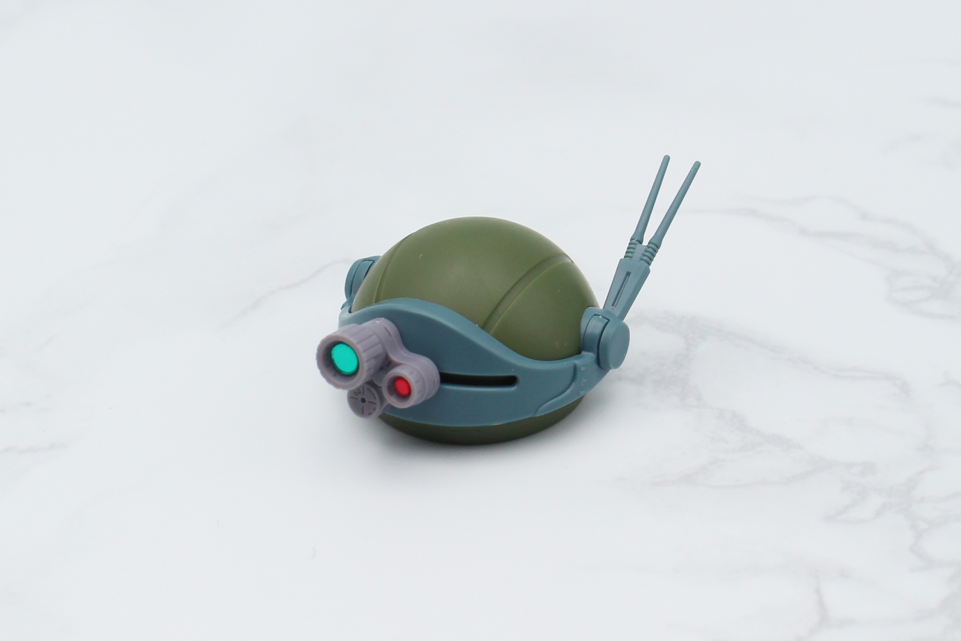 頭部の組み立て。パーツや設計は「HG スコープドッグ」と共通のもの。レンズには付属のプラスチックシールを貼っている