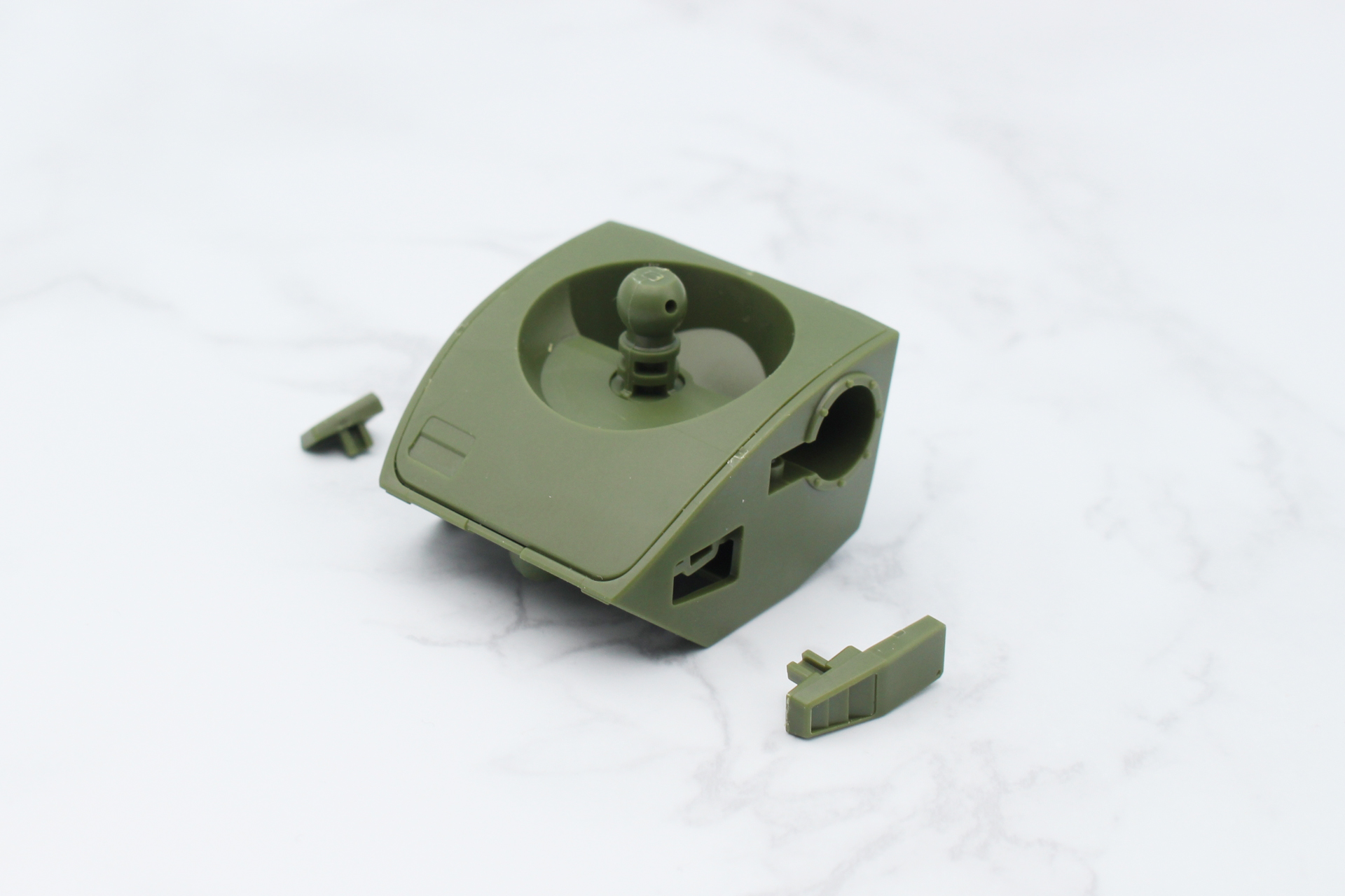 胸部は左右にあるフィンが別パーツとなり、左右の形状も異なる