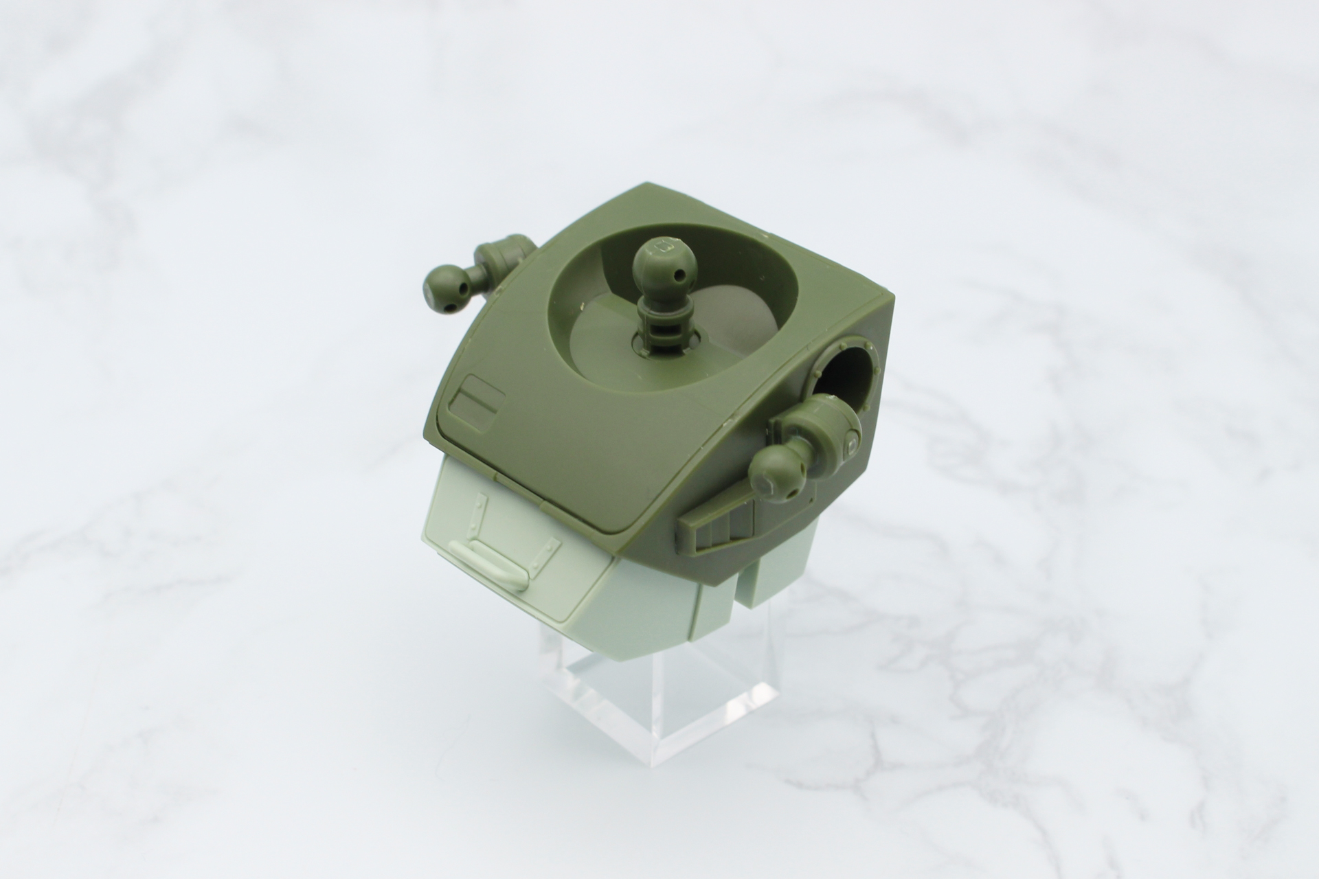 胸部は左右にあるフィンが別パーツとなり、左右の形状も異なる