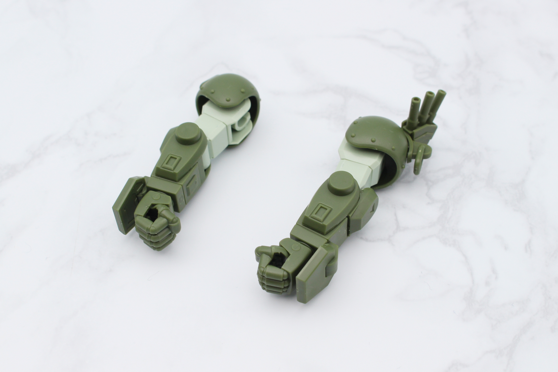 腕は左肩のスモークディスチャージャーが付く。アームパンチのギミックは健在だ