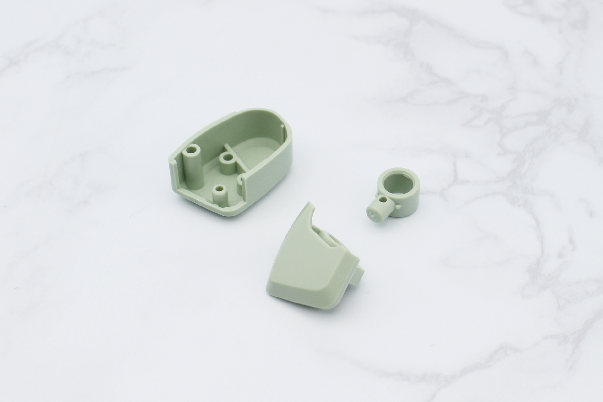 「HG スコープドッグ」で上下に分断されてロール軸が設けられた太ももは、内部にスイング可動するジョイントを用意し、可動と見た目を両立させている