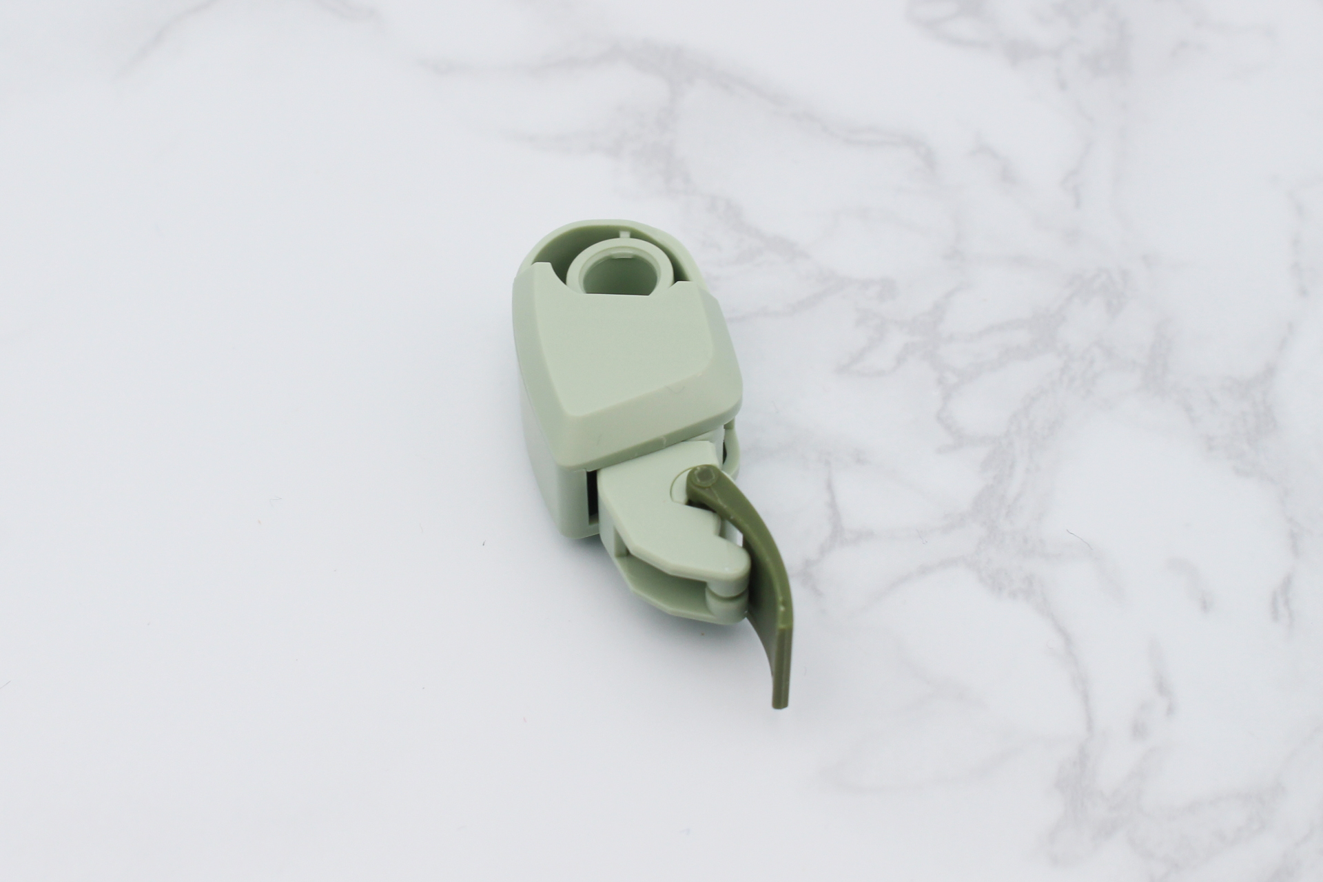 膝関節を組み立てる