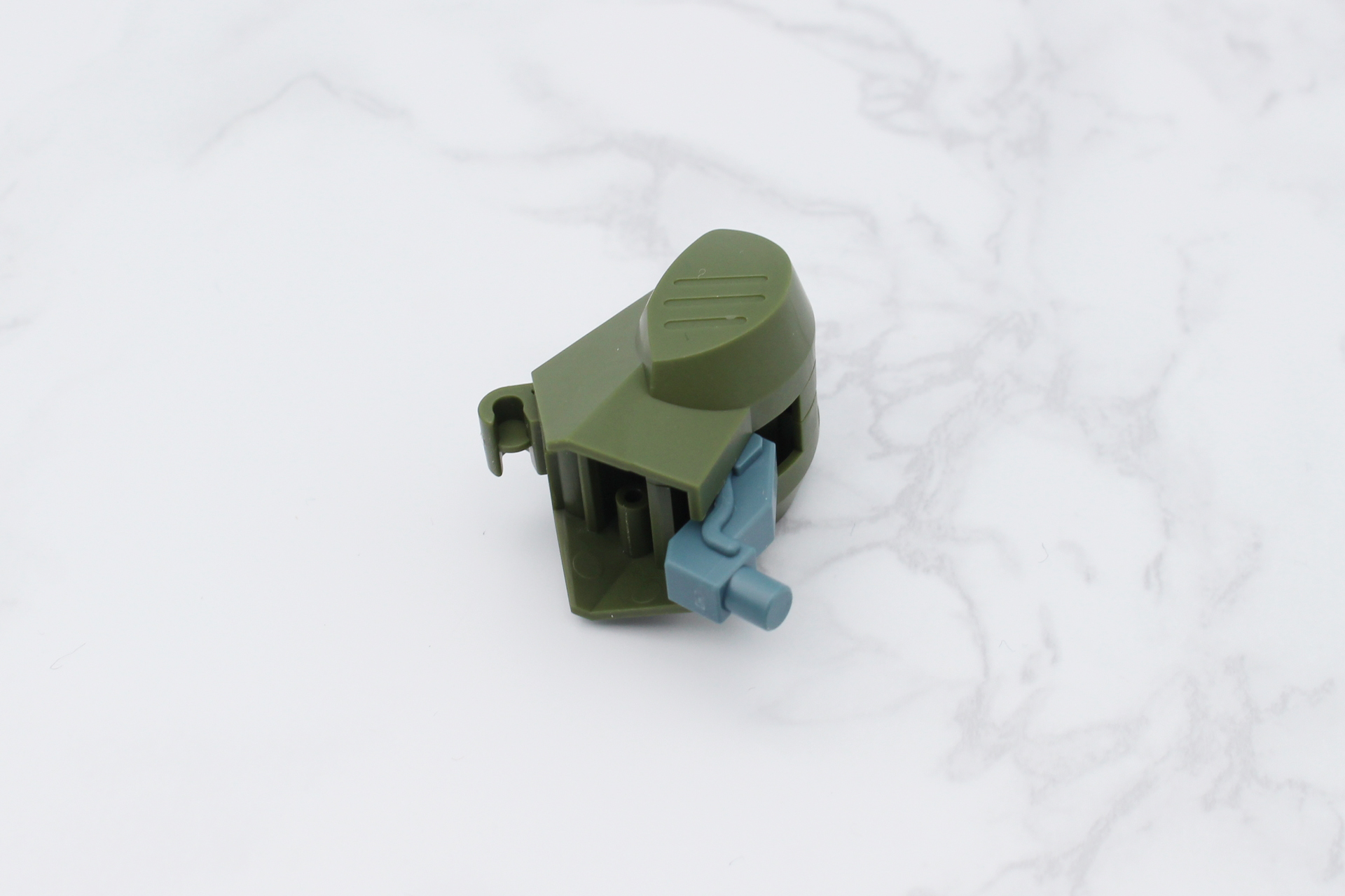 ふくらはぎの後ろにはトランプルリガーの車輪を取り付けるためのジョイントがある