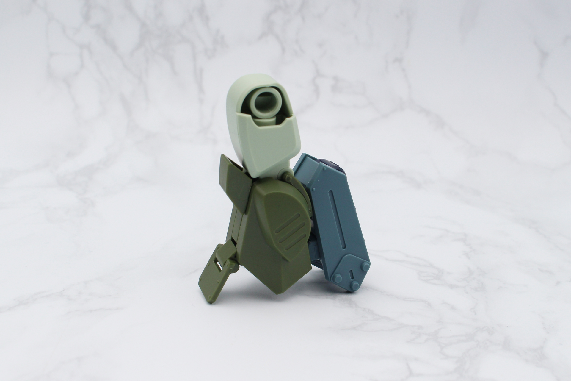 脚部に車輪と前方の装甲を取り付ける