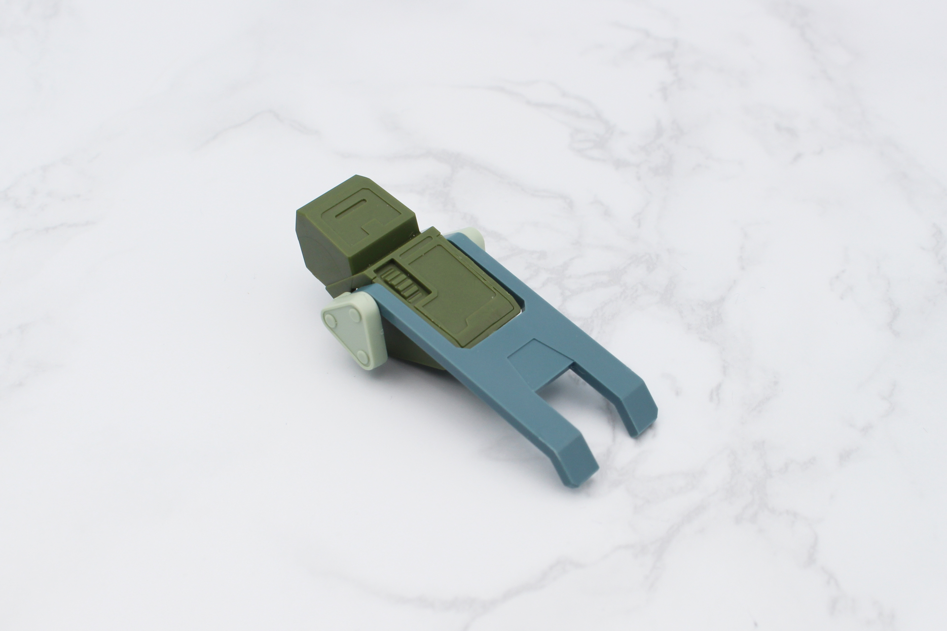 足裏のパーツを取り付けたら裏返してソリを反対側に向ける