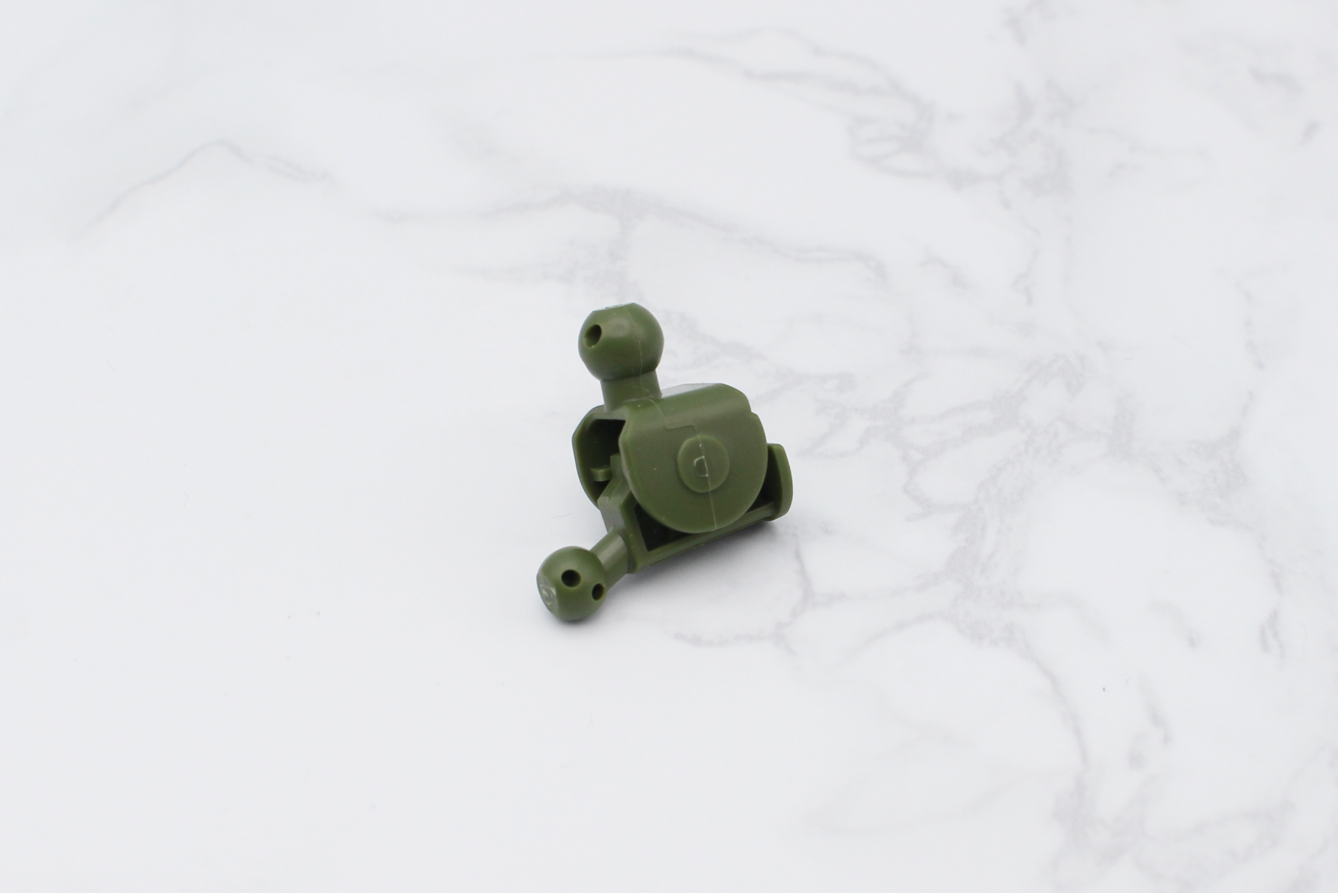 足首の関節を組み立てて取り付ける