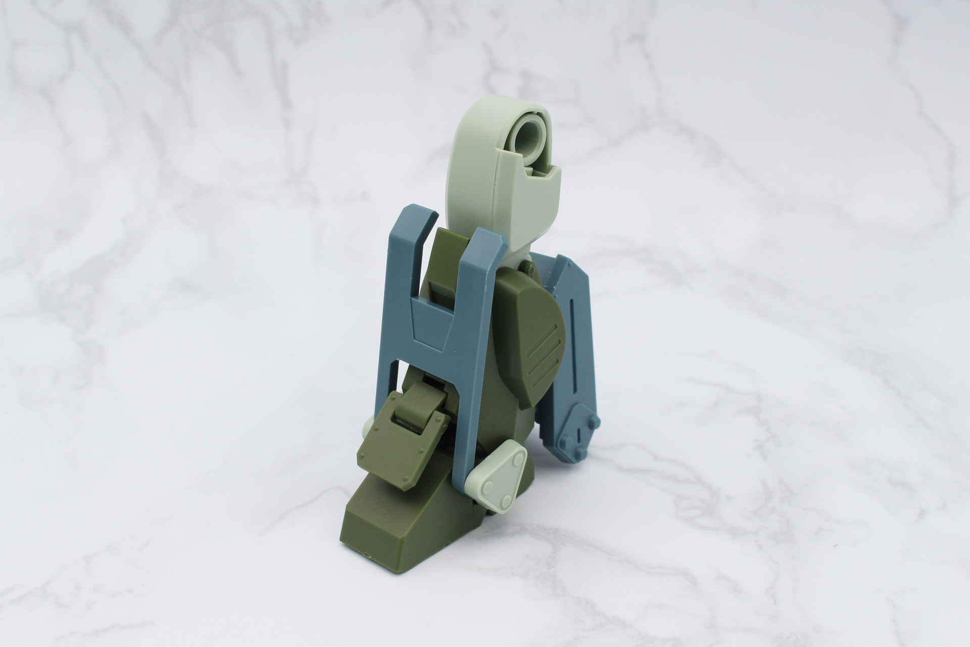 脚部に取り付けたら、ソリを上に向けて完成