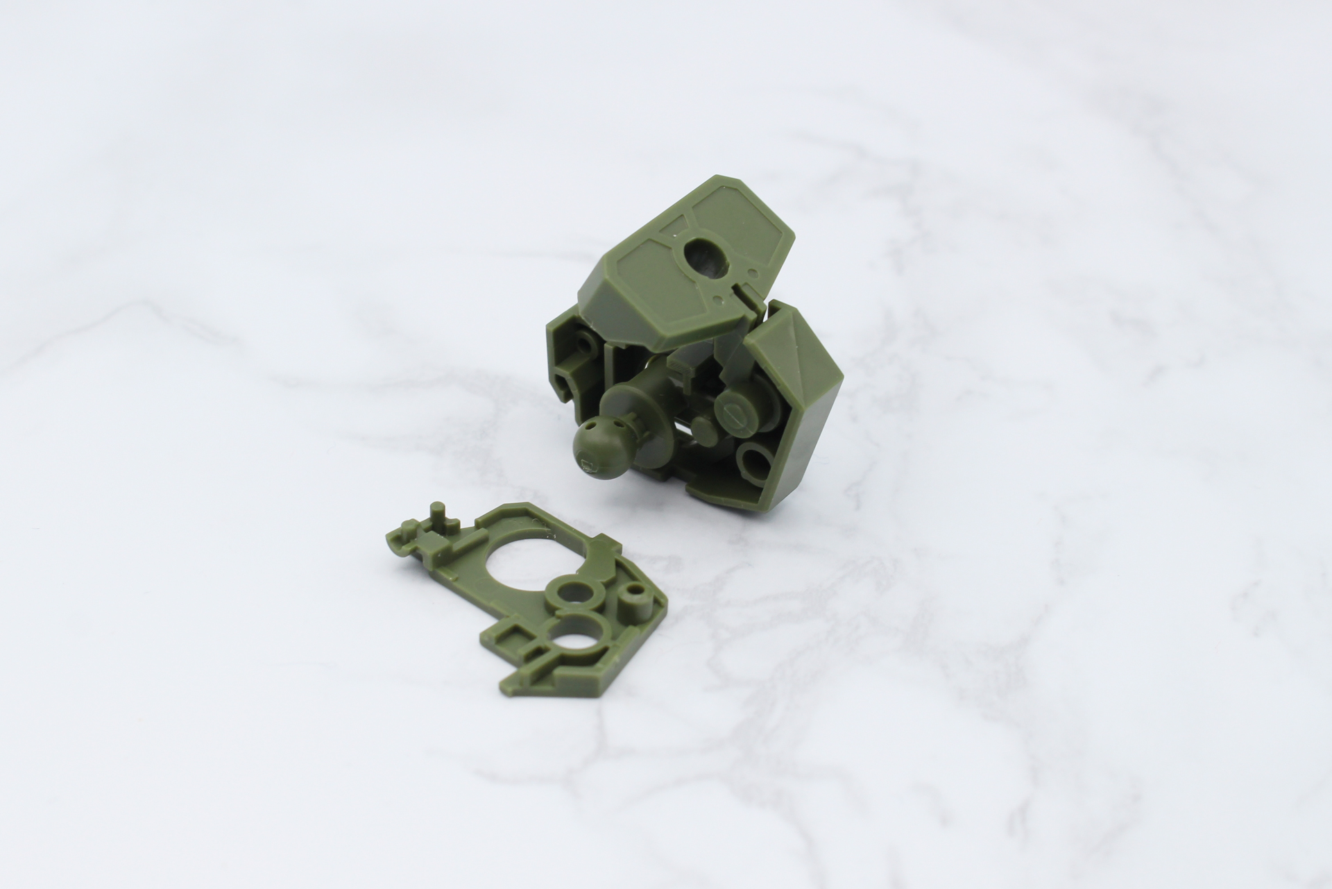 腰パーツの組み立て。股関節は前方にスライドする仕組み