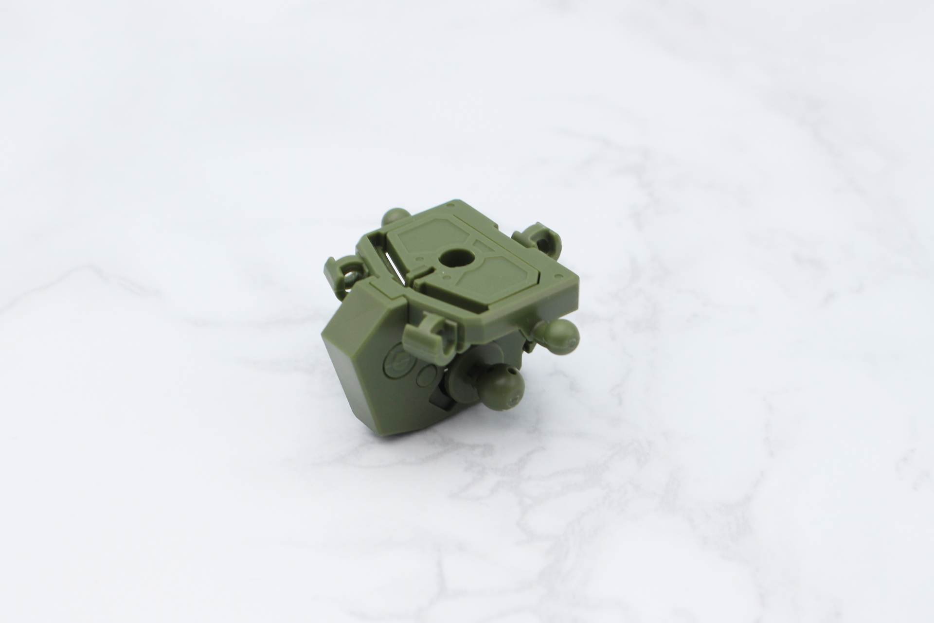 腰パーツの組み立て。股関節は前方にスライドする仕組み