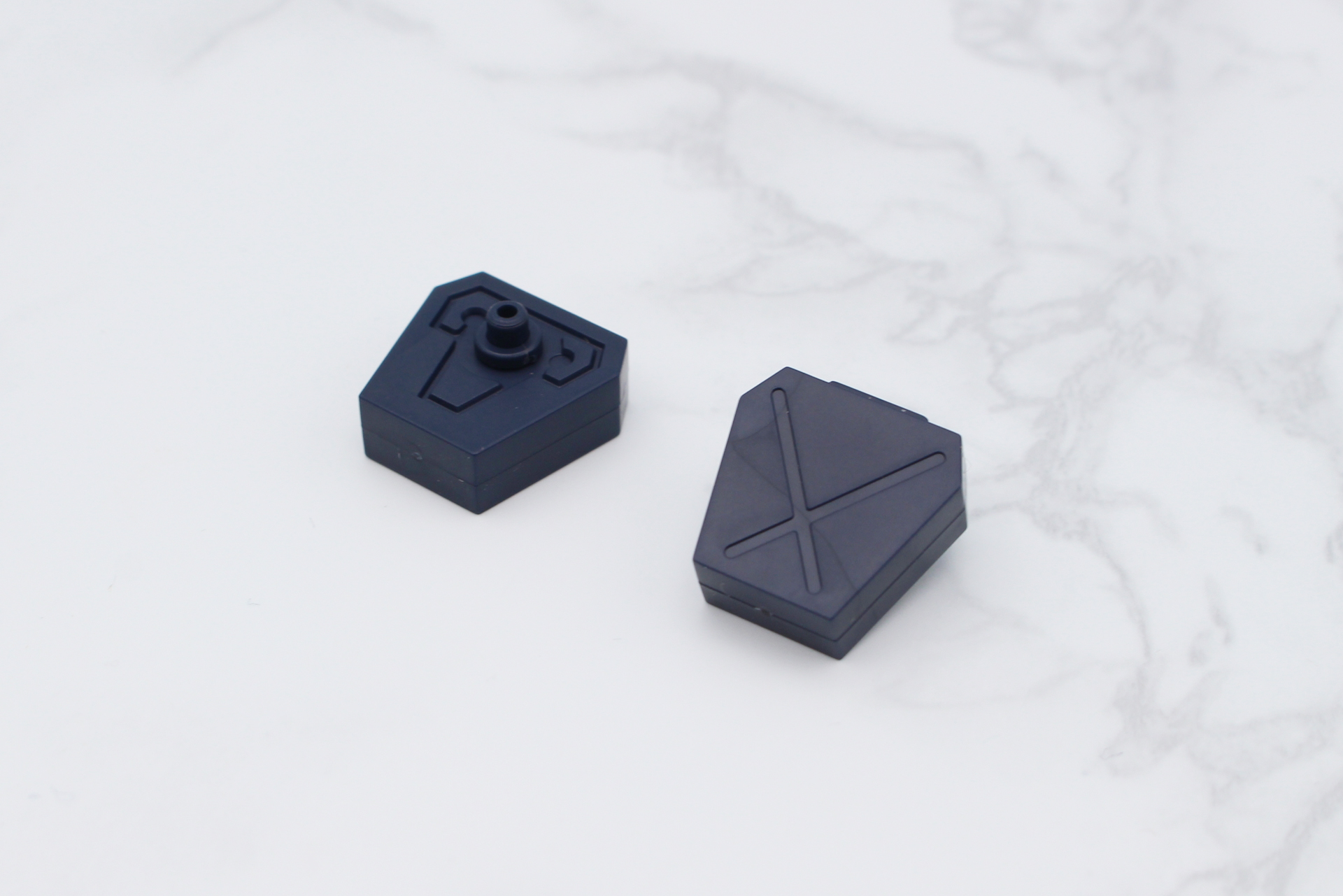 ヘビィマシンガン用の弾倉は左右の装甲に取り付ける