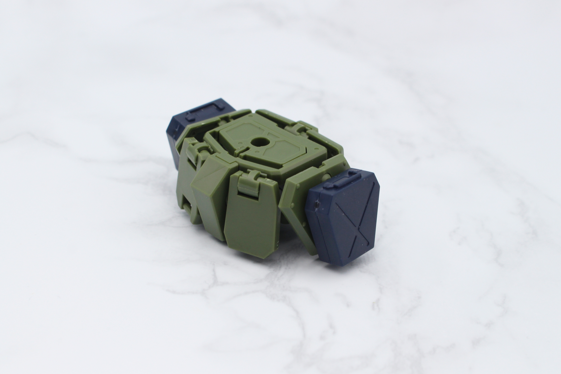 ヘビィマシンガン用の弾倉は左右の装甲に取り付ける