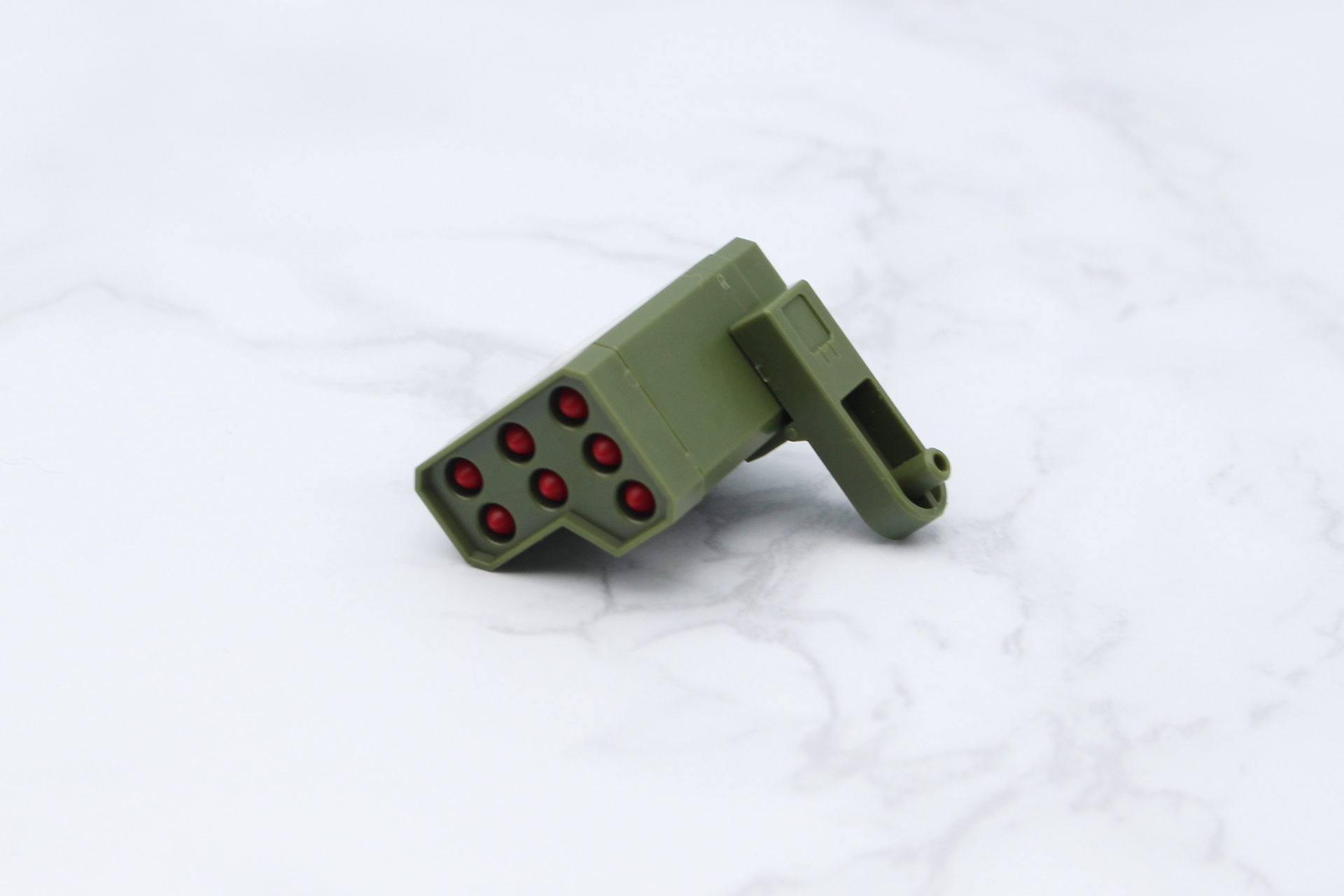 7連ミサイルポッドの組み立て。弾頭は別パーツで色分けされる