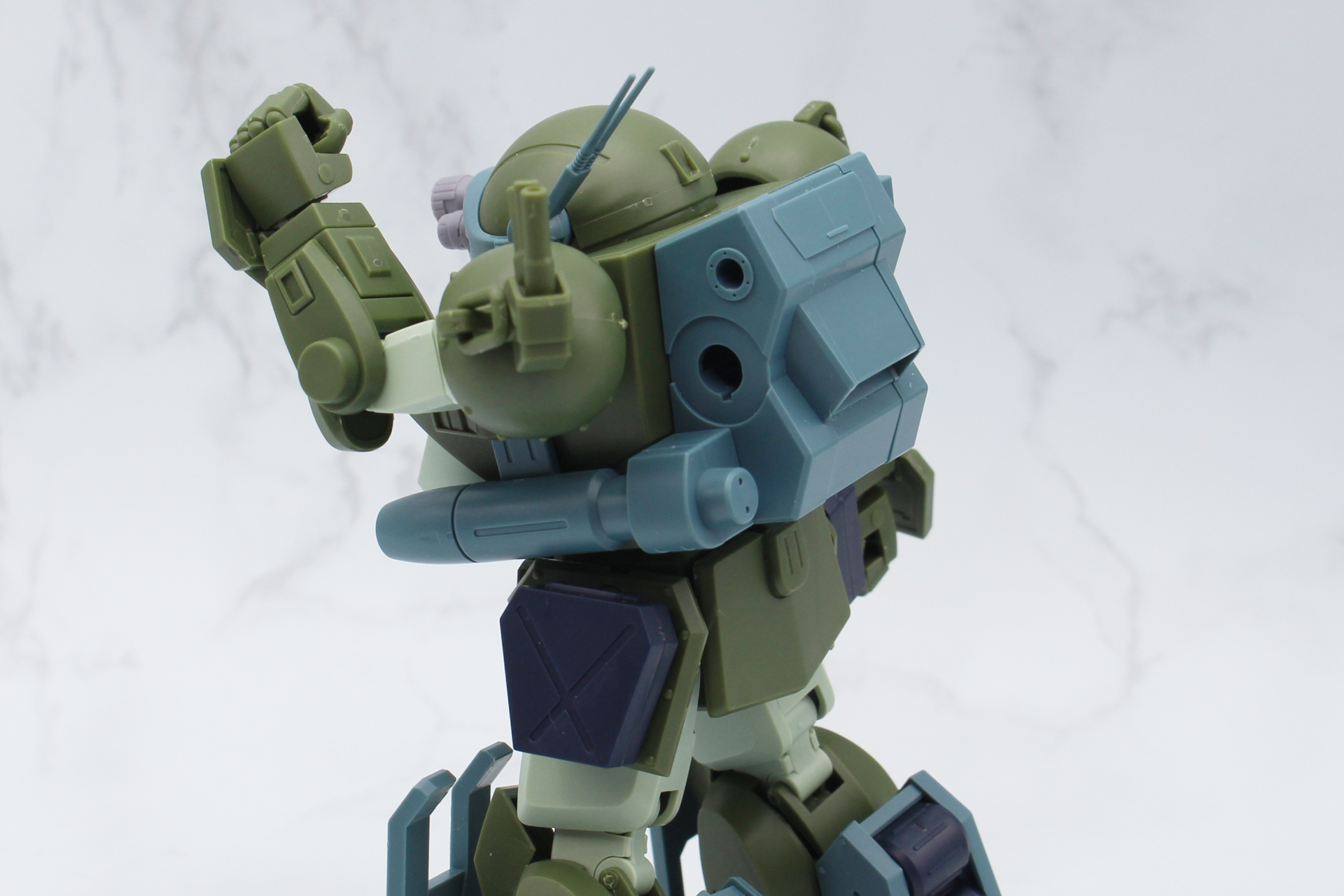 背中のフックにバックパックを取り付けて、ガトリングを取り付ける