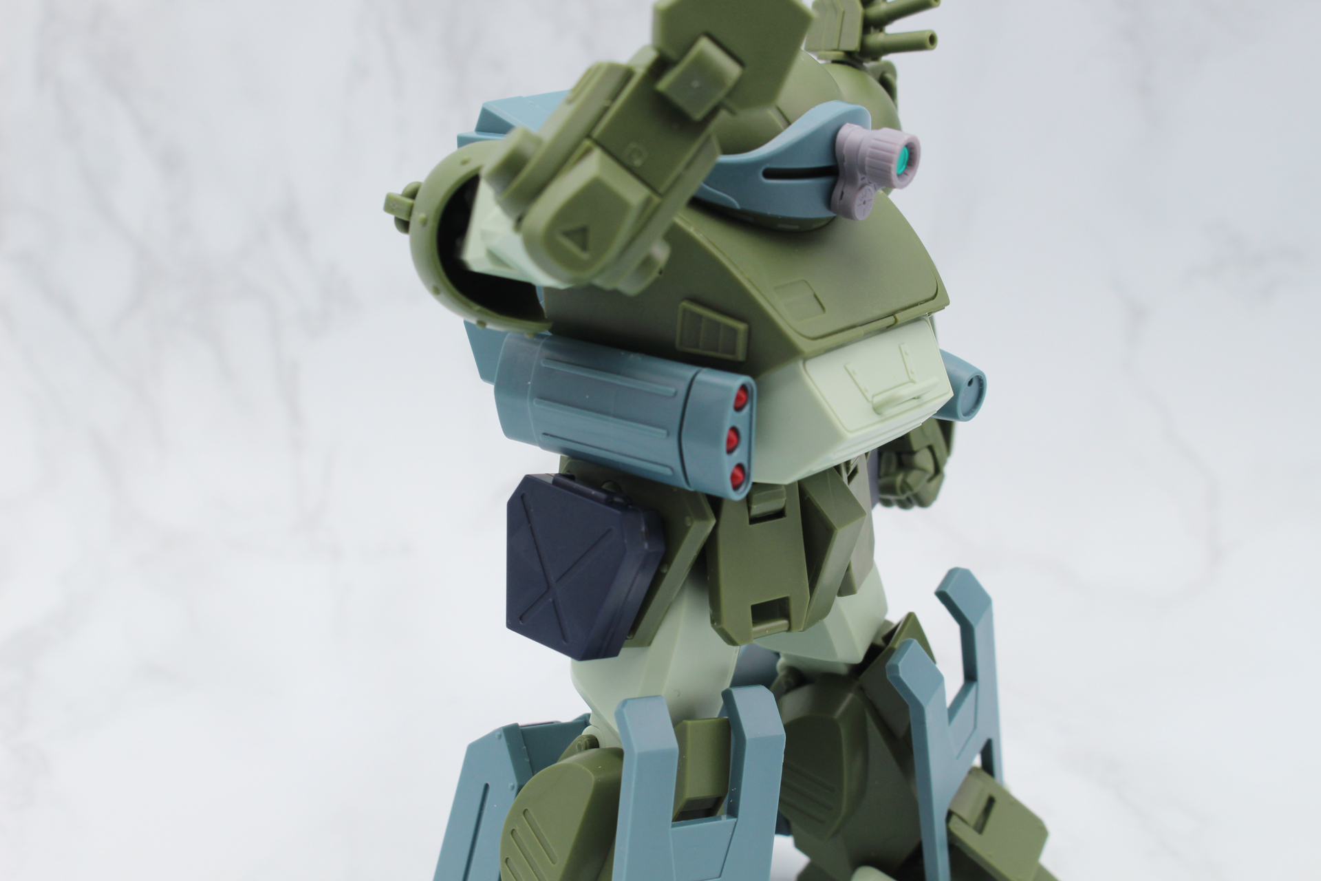 右脇には3連ミサイルポッドを取り付け