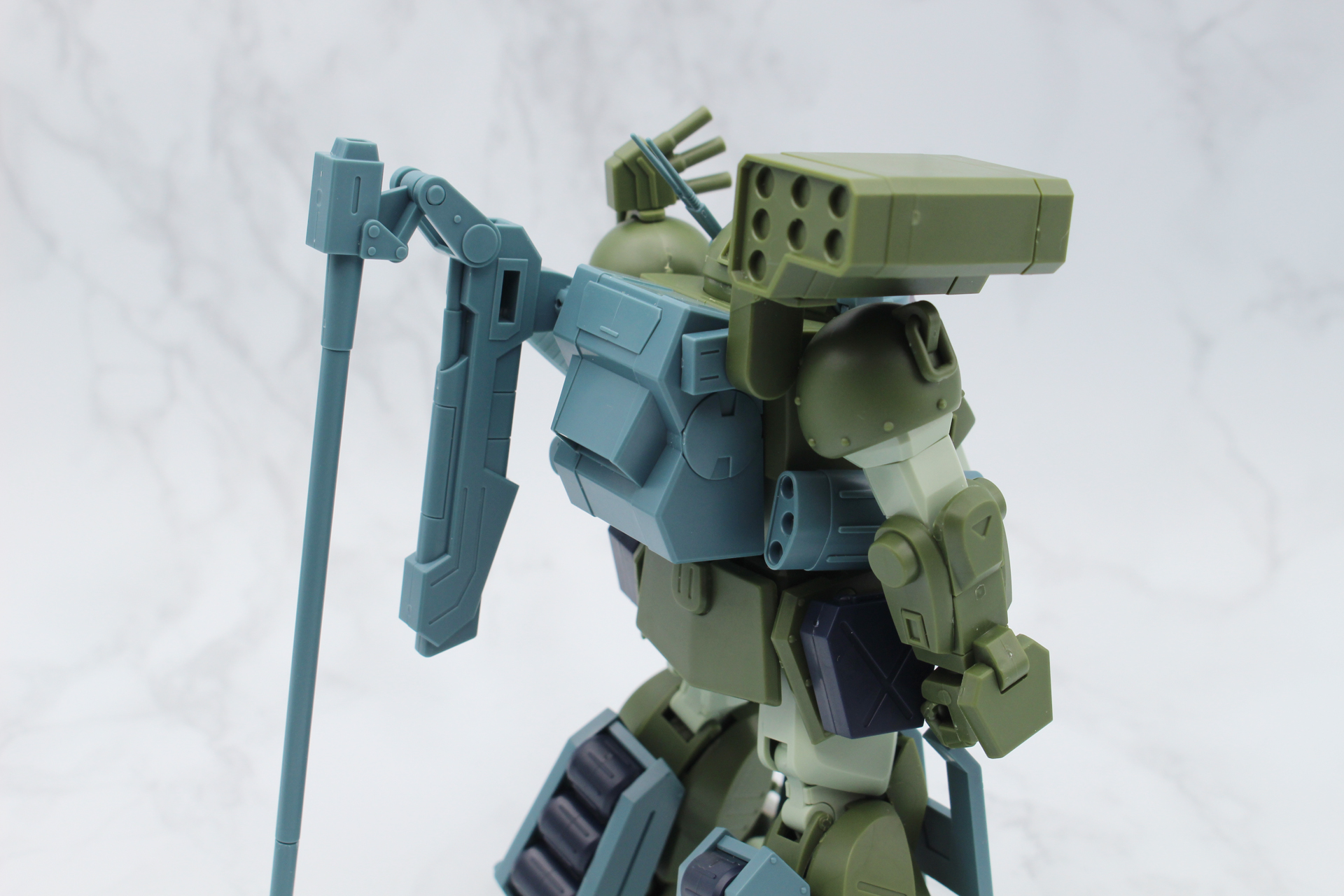 反対側に7連ミサイルポッドを取り付ける