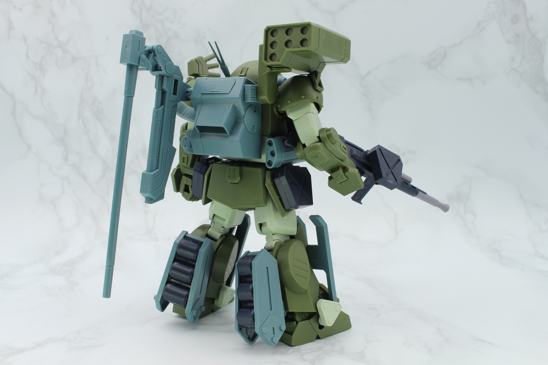 他の機体とは大きく違う背面。ドロッパーズフォールディングガンやトランプルリガーの存在感が大きい