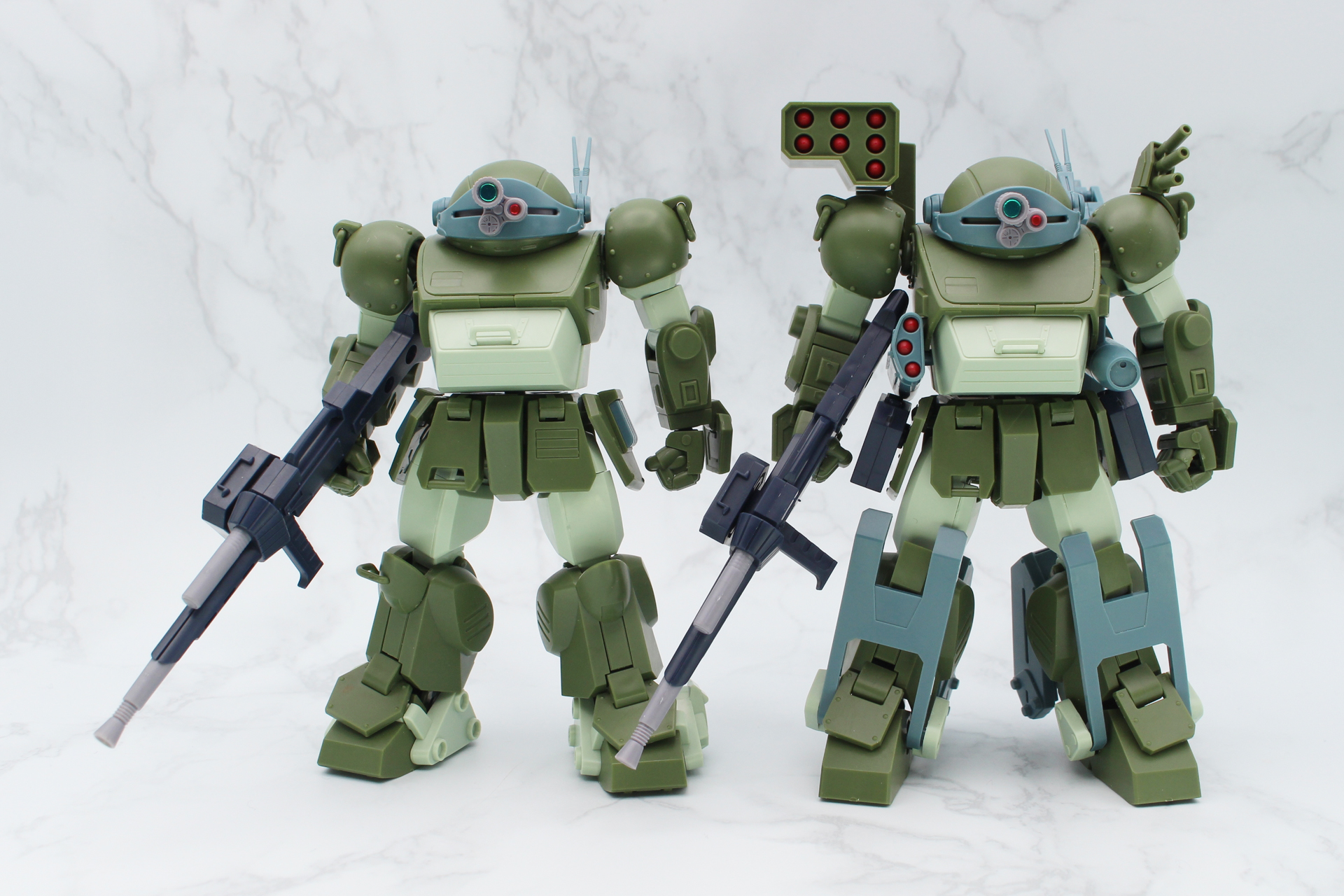 「HG スコープドッグ」との比較。武装の違いにより大きく見える。全高は実寸で約135mm