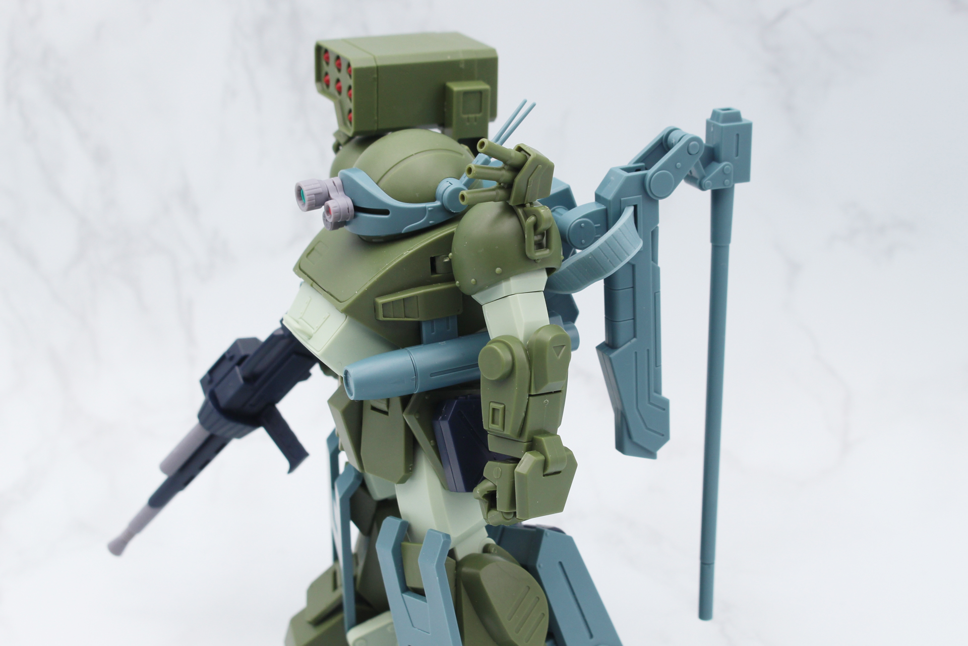 機体左側は、肩にスモークディスチャージャー、脇にガトリングガン、背中側にドロッパーズフォールディングガンがある