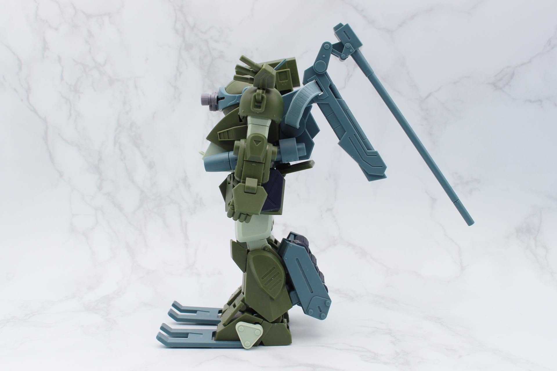 降着ポーズはソリを下ろし、背面の装甲を上げるところから開始。ドロッパーズフォールディングガンは斜めにしておく