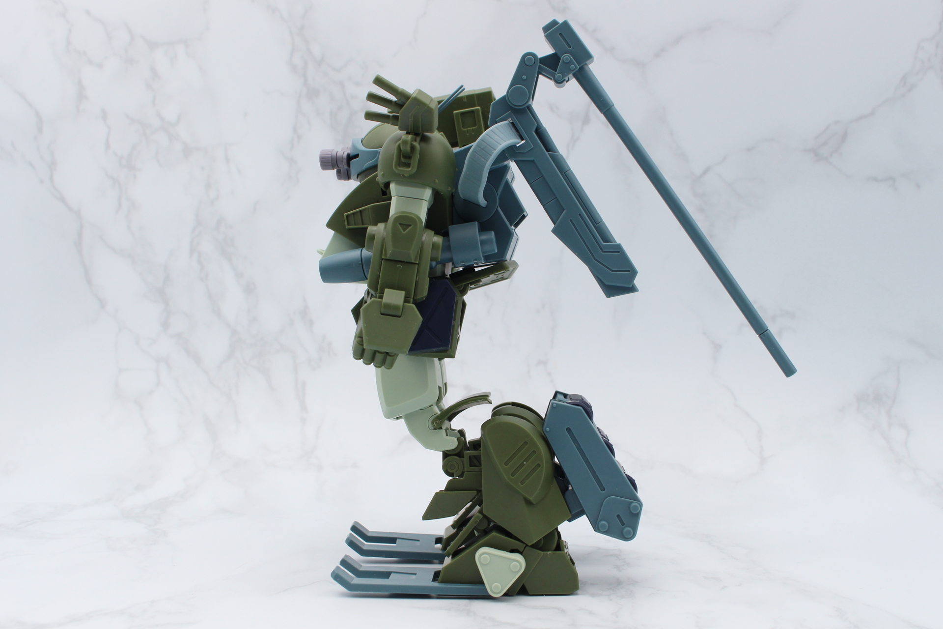 膝関節を伸ばして前方に折り曲げていく