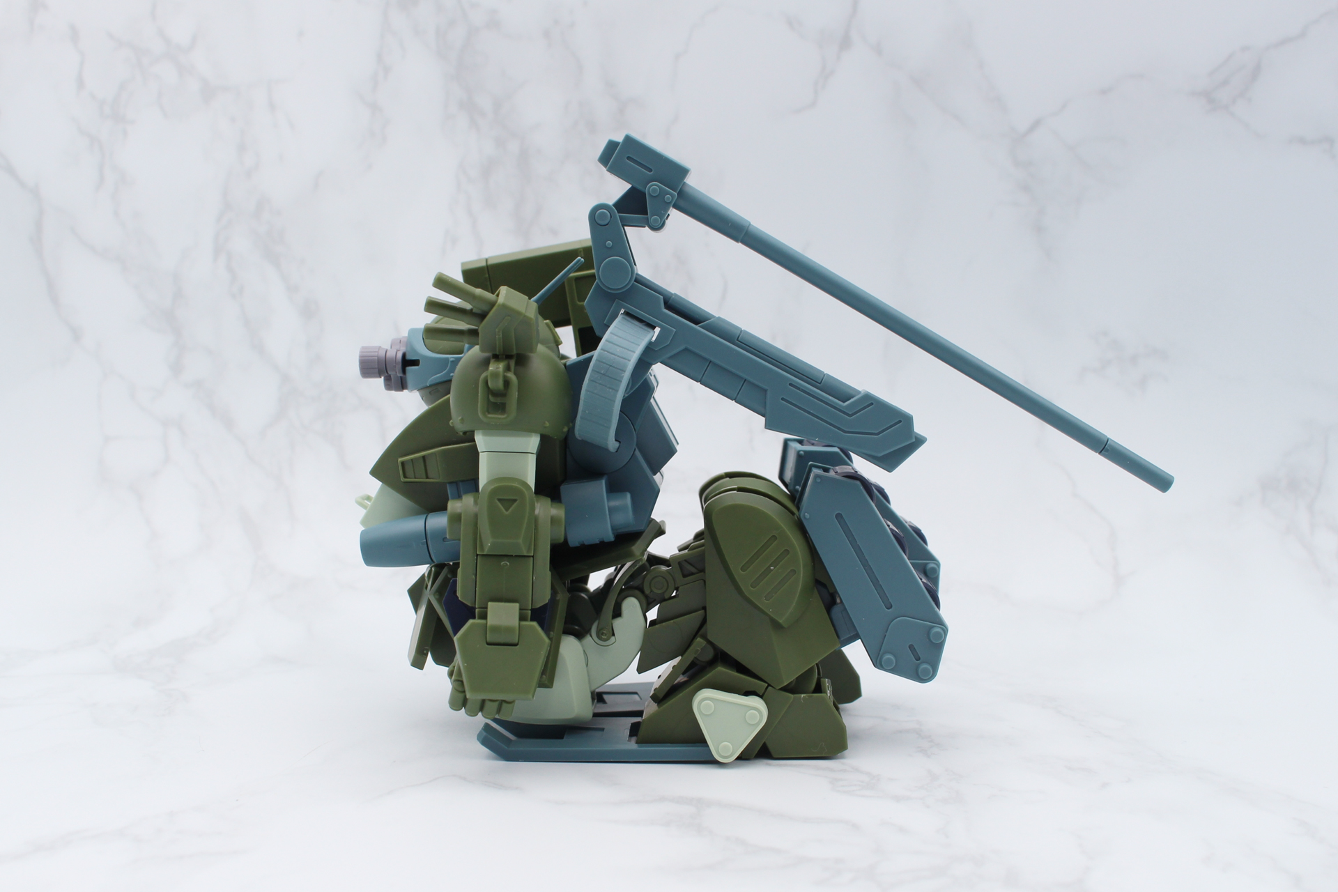 太ももをソリのところまで下ろし、上体がまっすぐになるよう整える