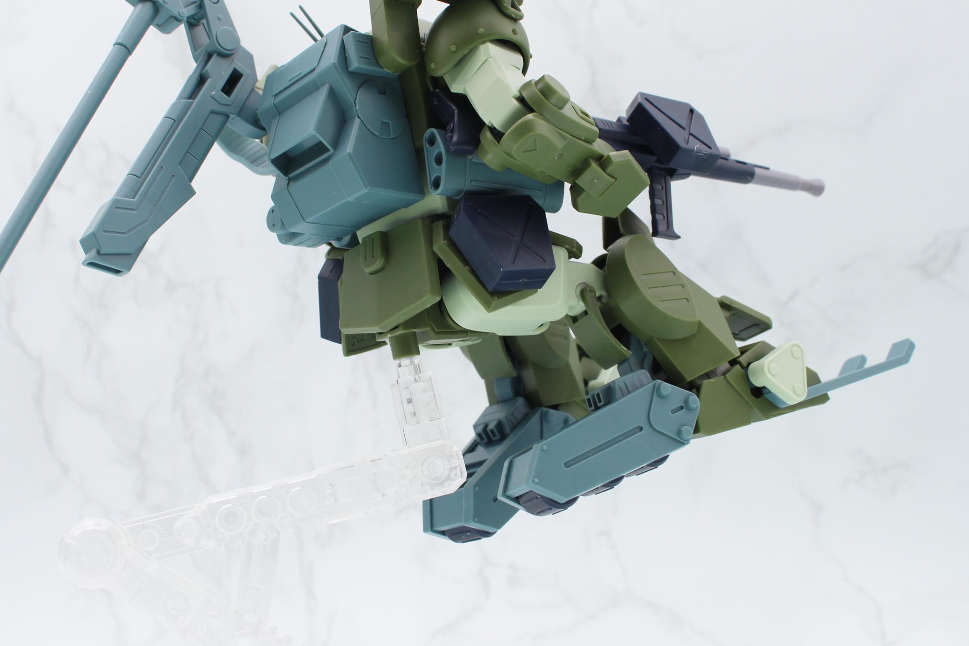 アクションベース用のパーツが付属。腰に差し込むことで、ポーズの幅を広げられる