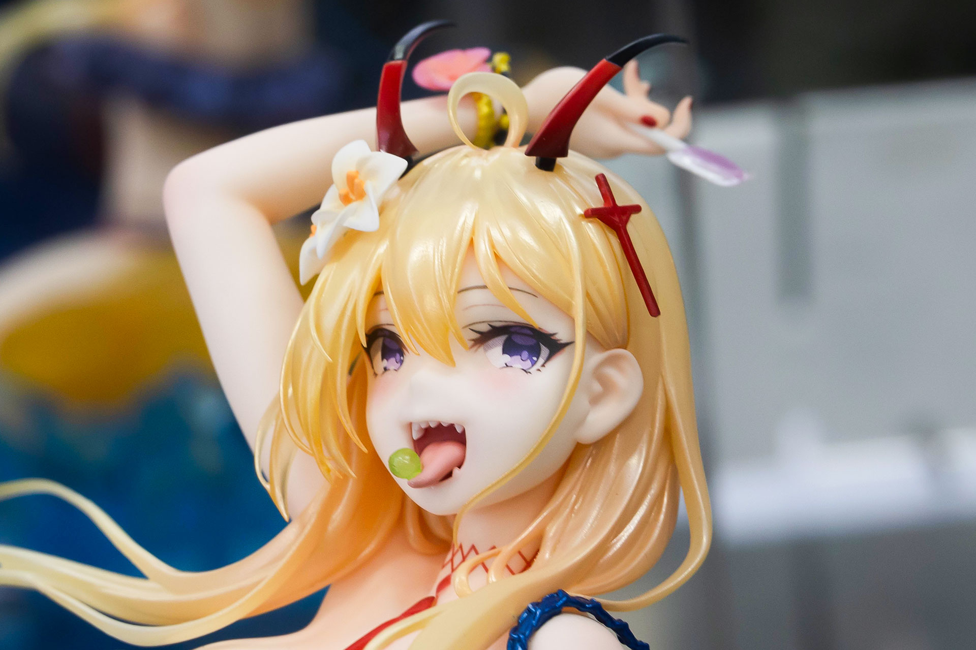 口の中にはギザギザの歯が見える