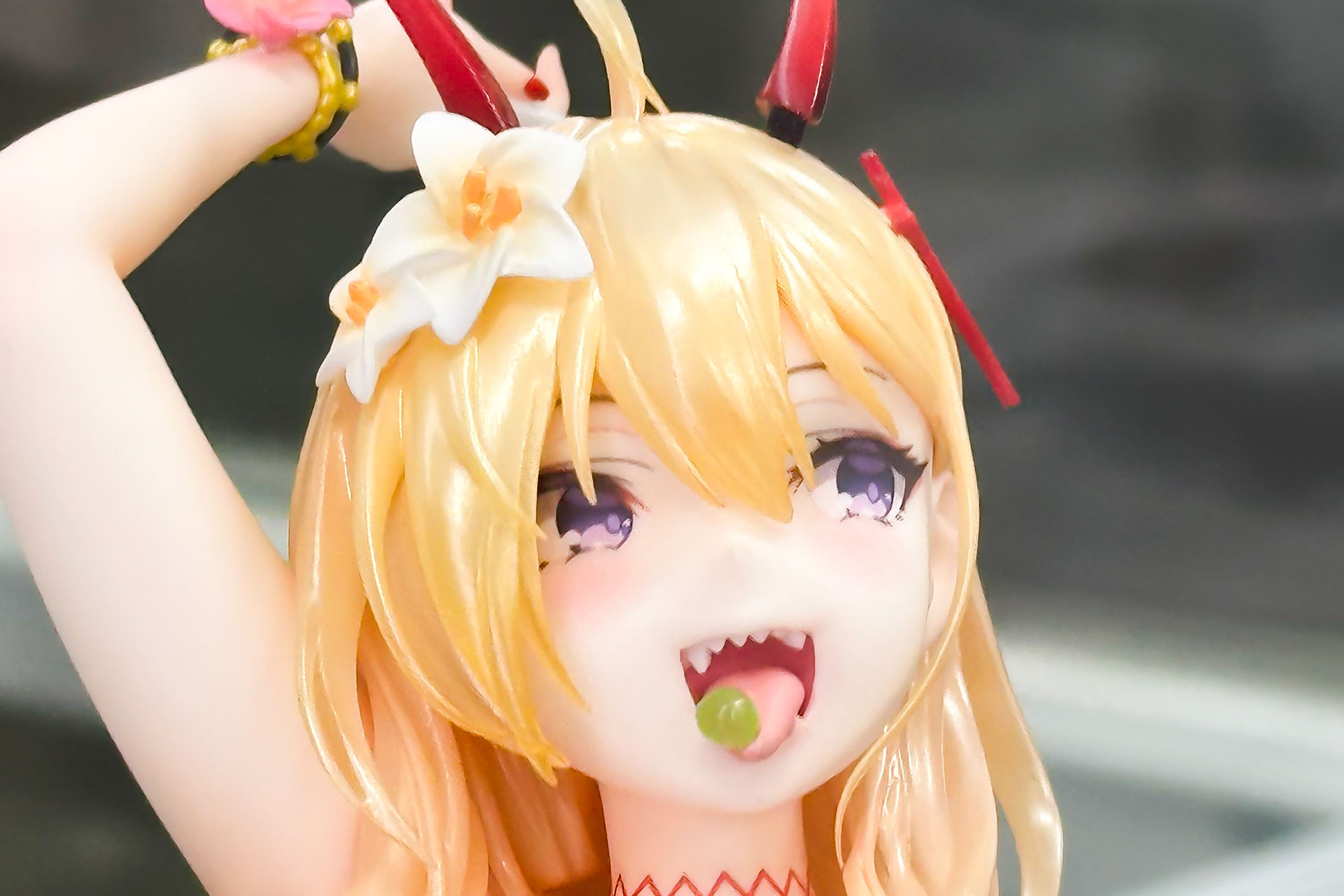 舌の上には緑色の飴玉が!?