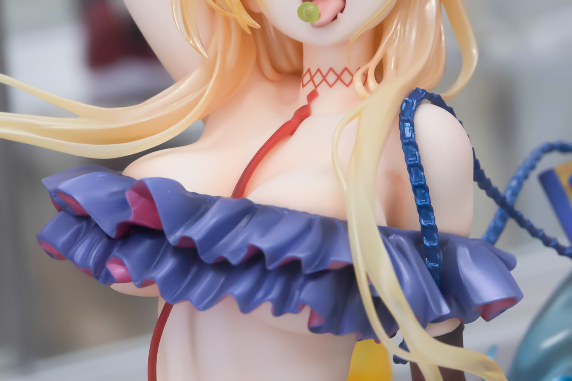 上半身はひらひらが厚めの水着になっているが、バストの形はよくわかる