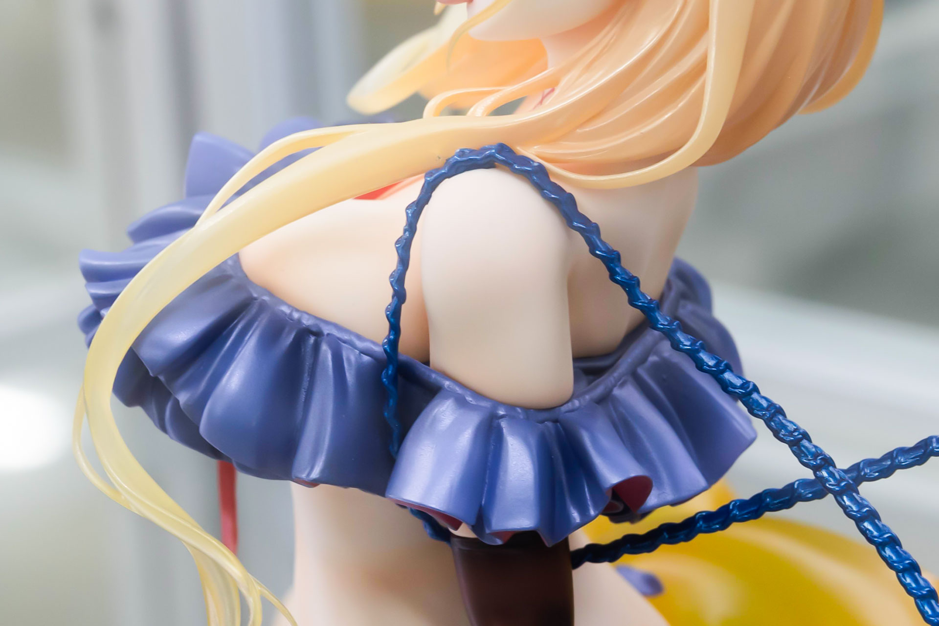 長い髪は毛先にかけて透き通っているように見える