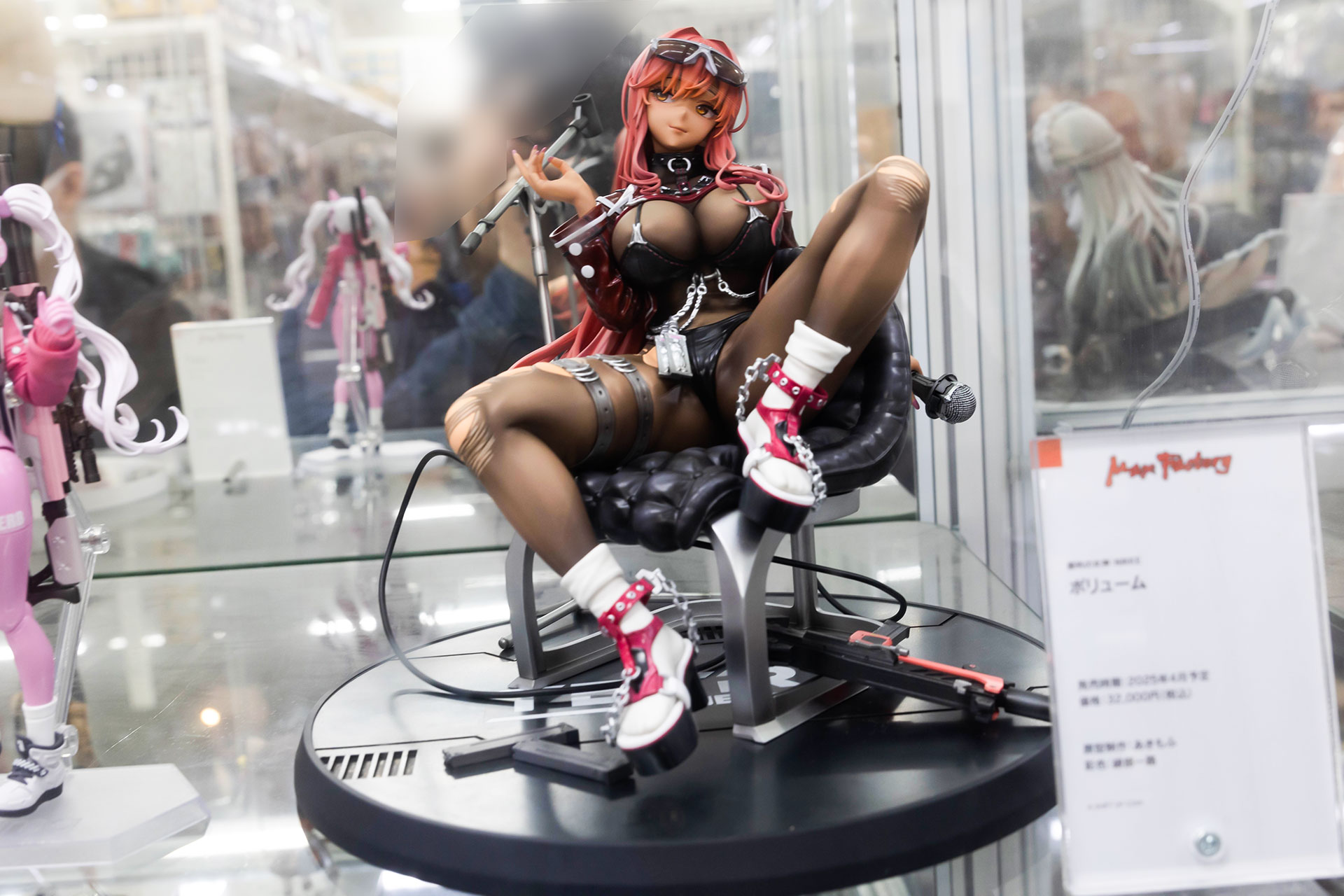 フィギュアの素材はプラスチックで、全高は約170mmだ