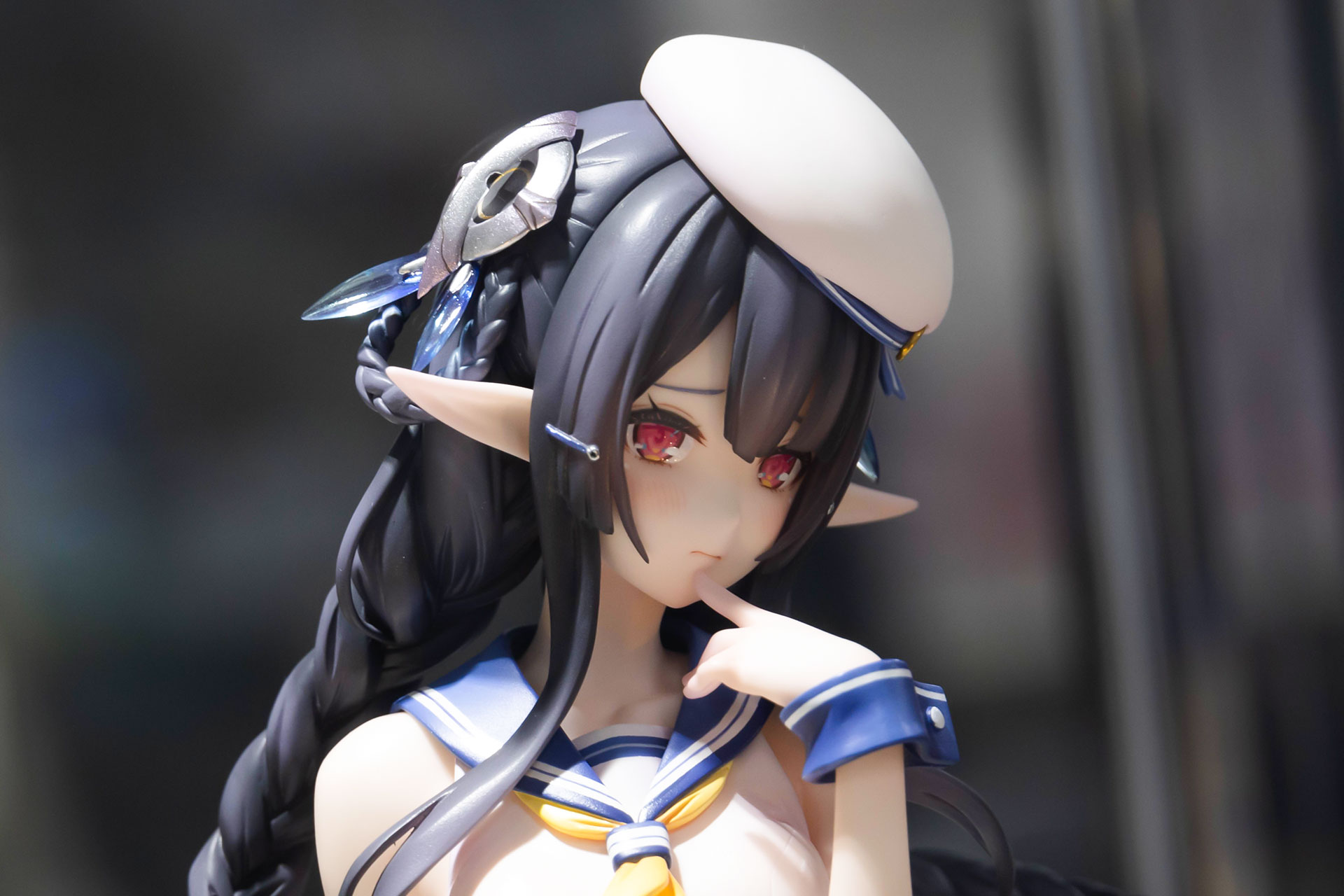 白い帽子は着脱可能。髪には他にもアクセサリーがいくつか付けられているのがわかる