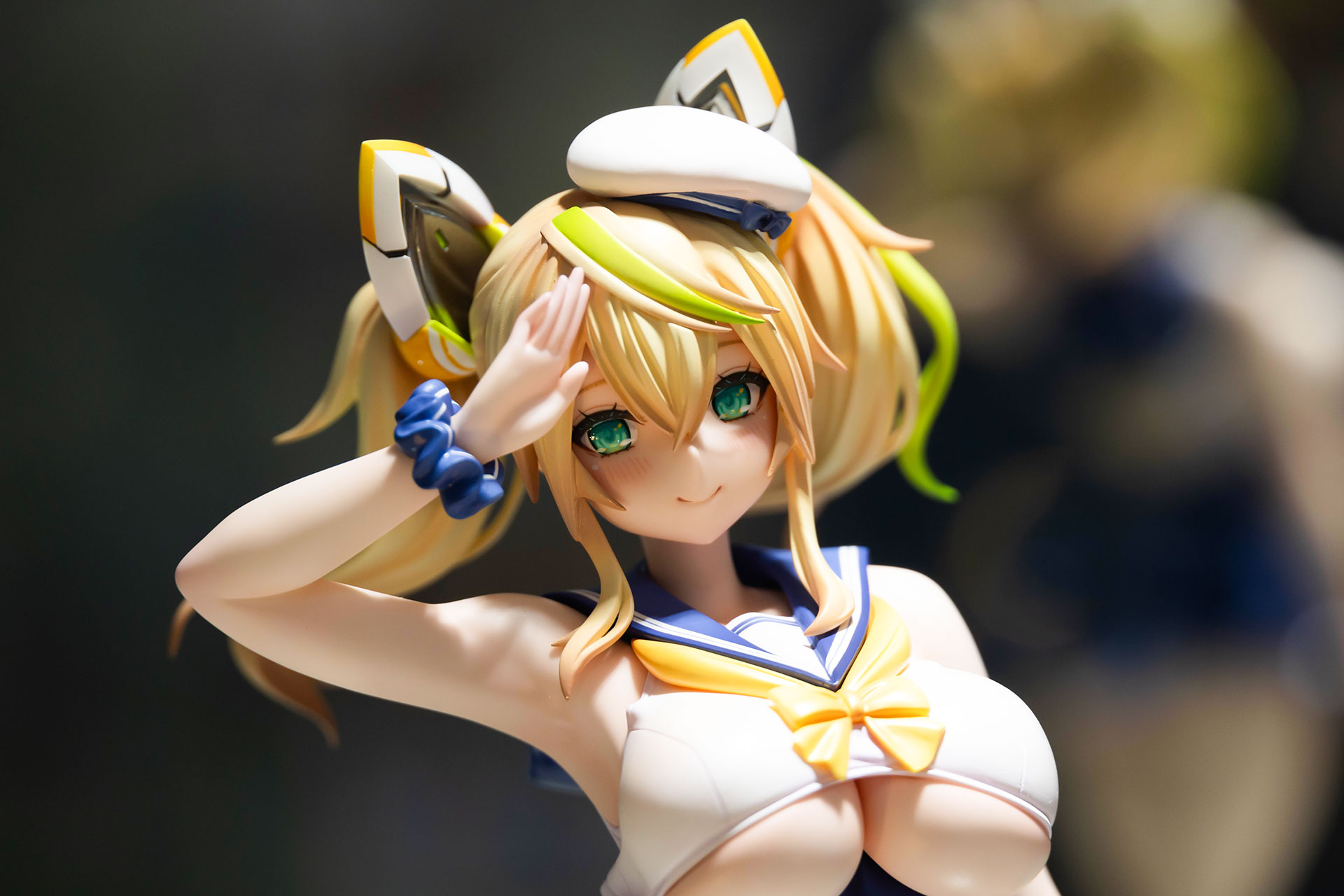 敬礼ポーズがキュートすぎる！