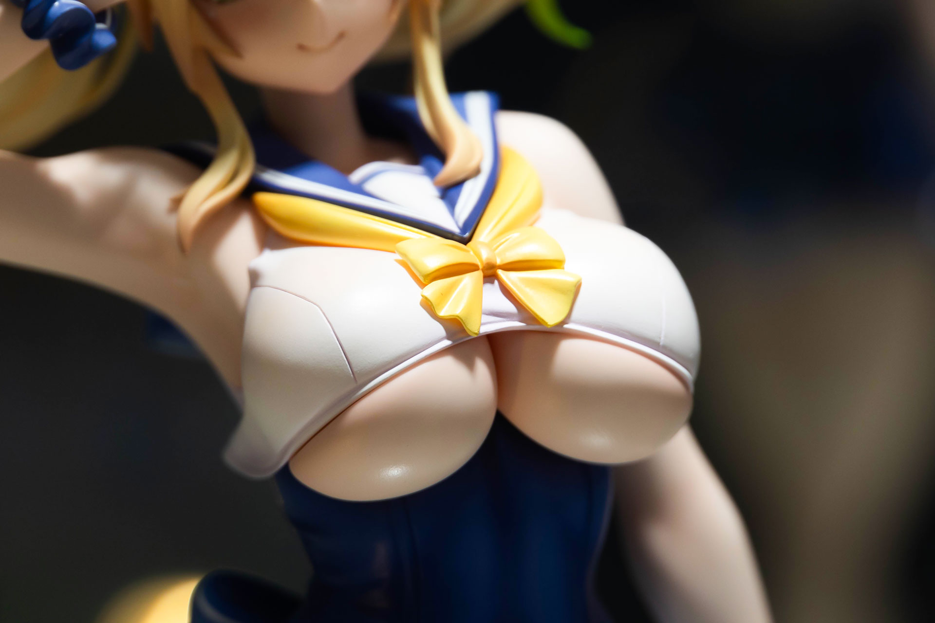 大きすぎるバストは水着じゃ隠しきれない!?