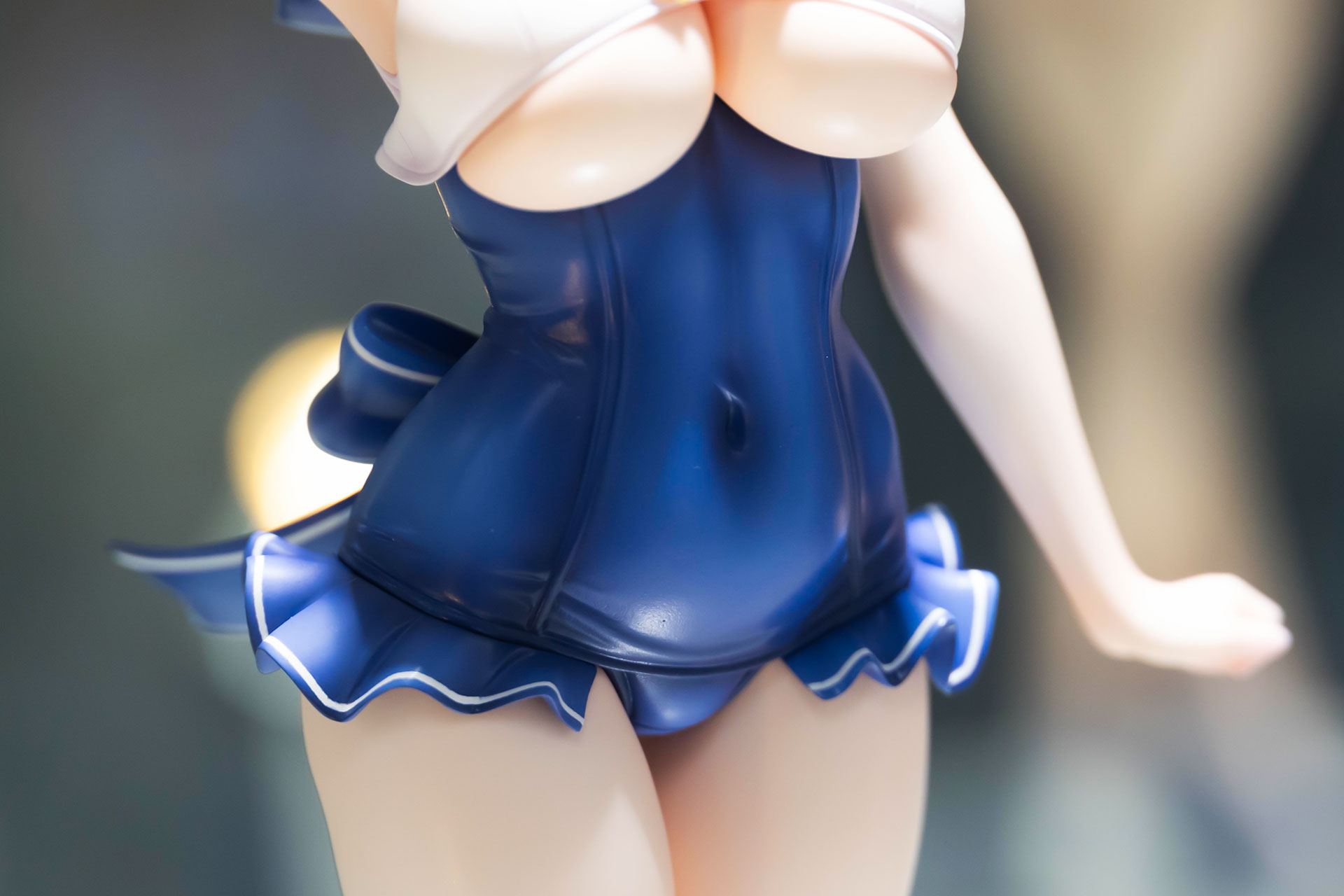 おへそのラインもくっきり