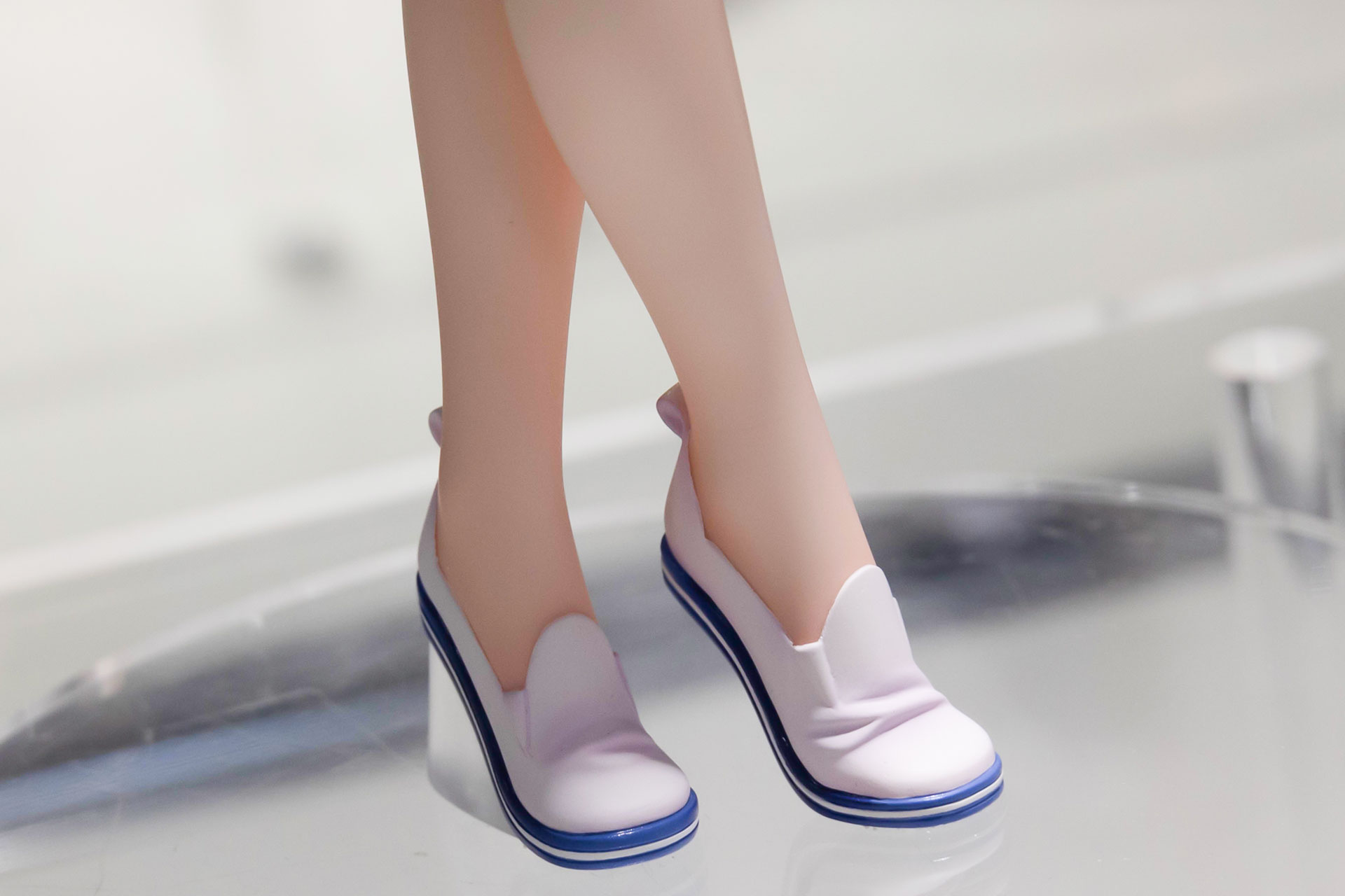 足元はシンプルなソックススタイルだ