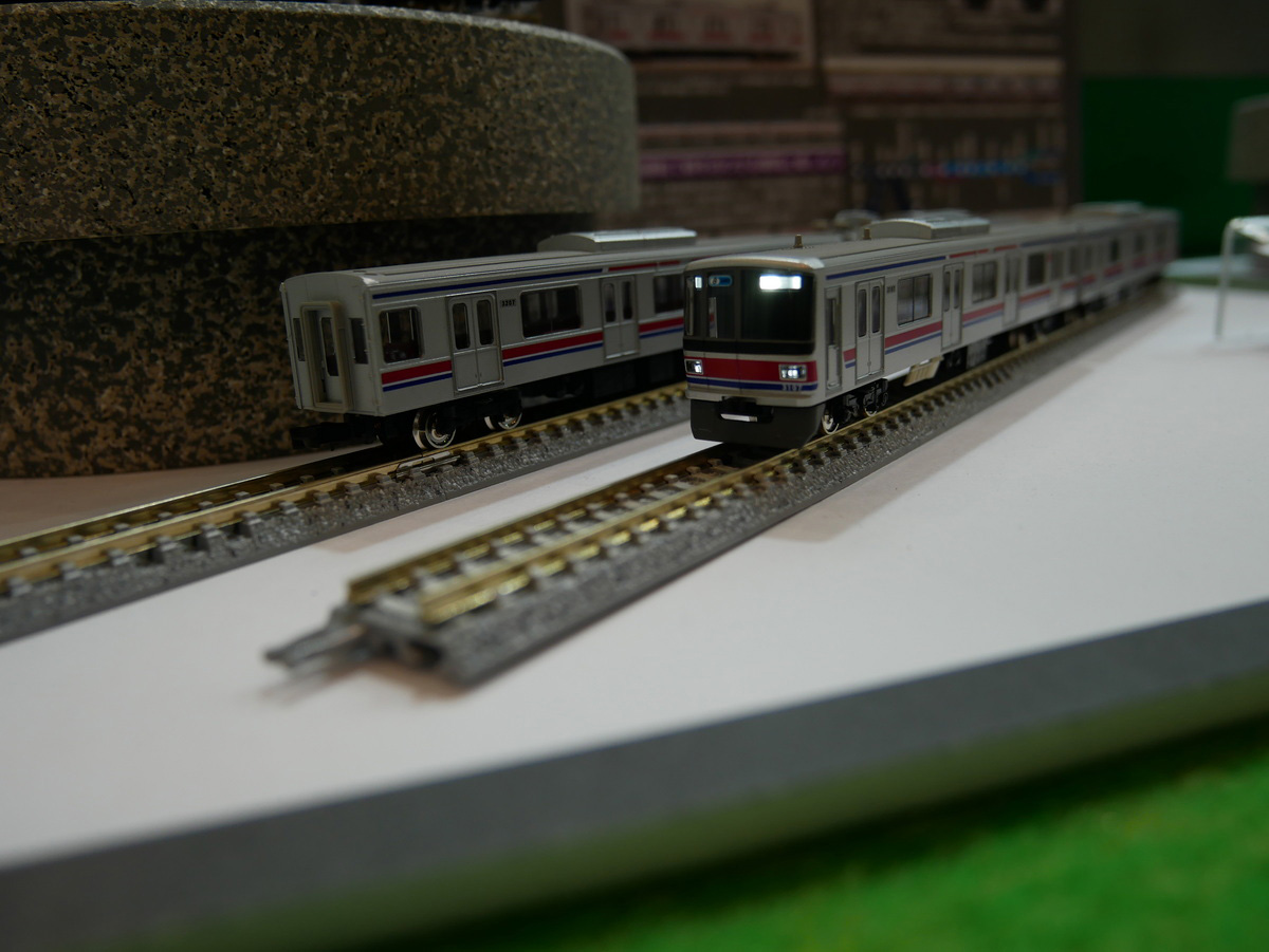 先頭車両ヘッドライト